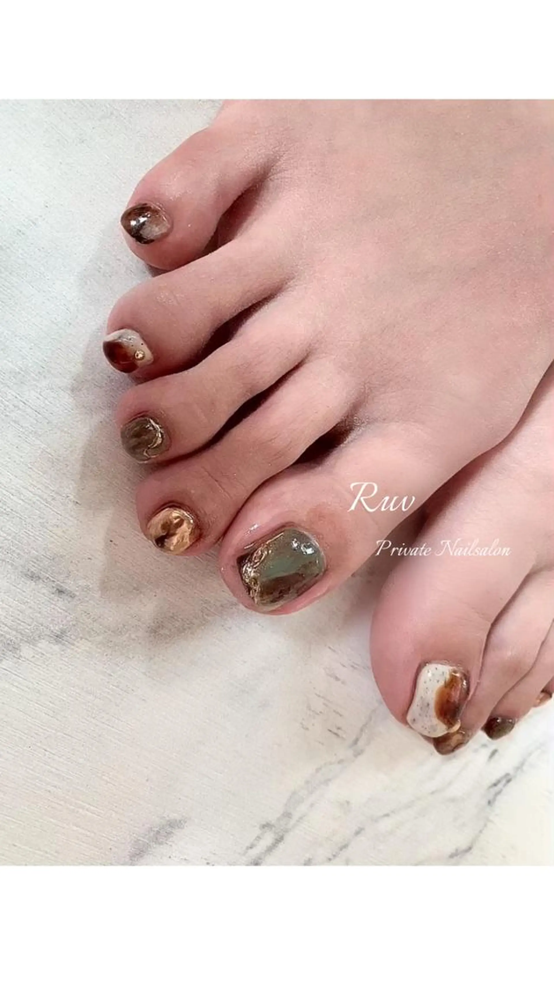 ネイル べっ甲ネイル ブラウン フットネイル ジェルネイル ゴールド フットネイル プライベート ネイルサロン　ルヴのネイルデザイン