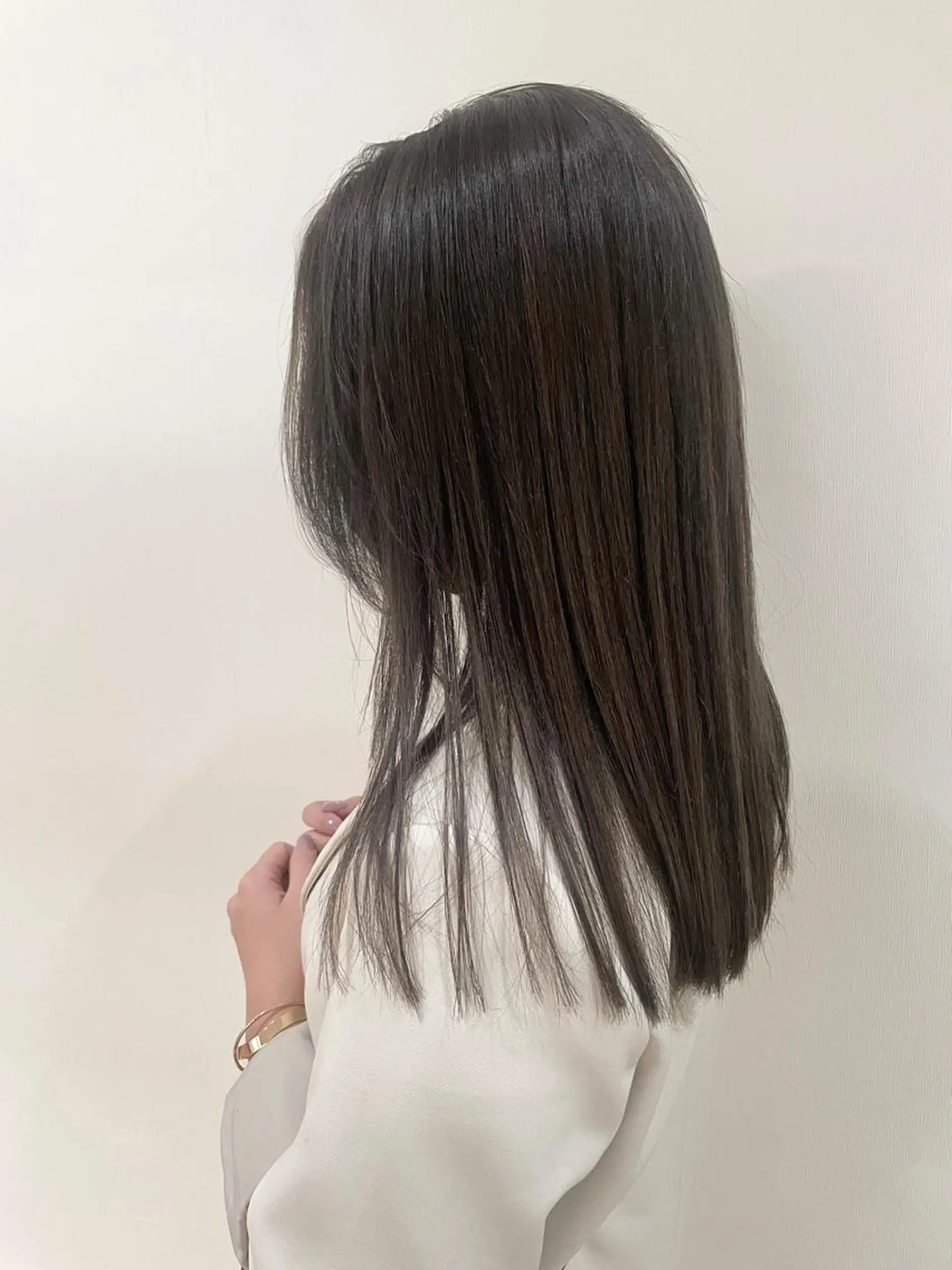 ミディアム カラー 三浦 瑠璃のヘアスタイル