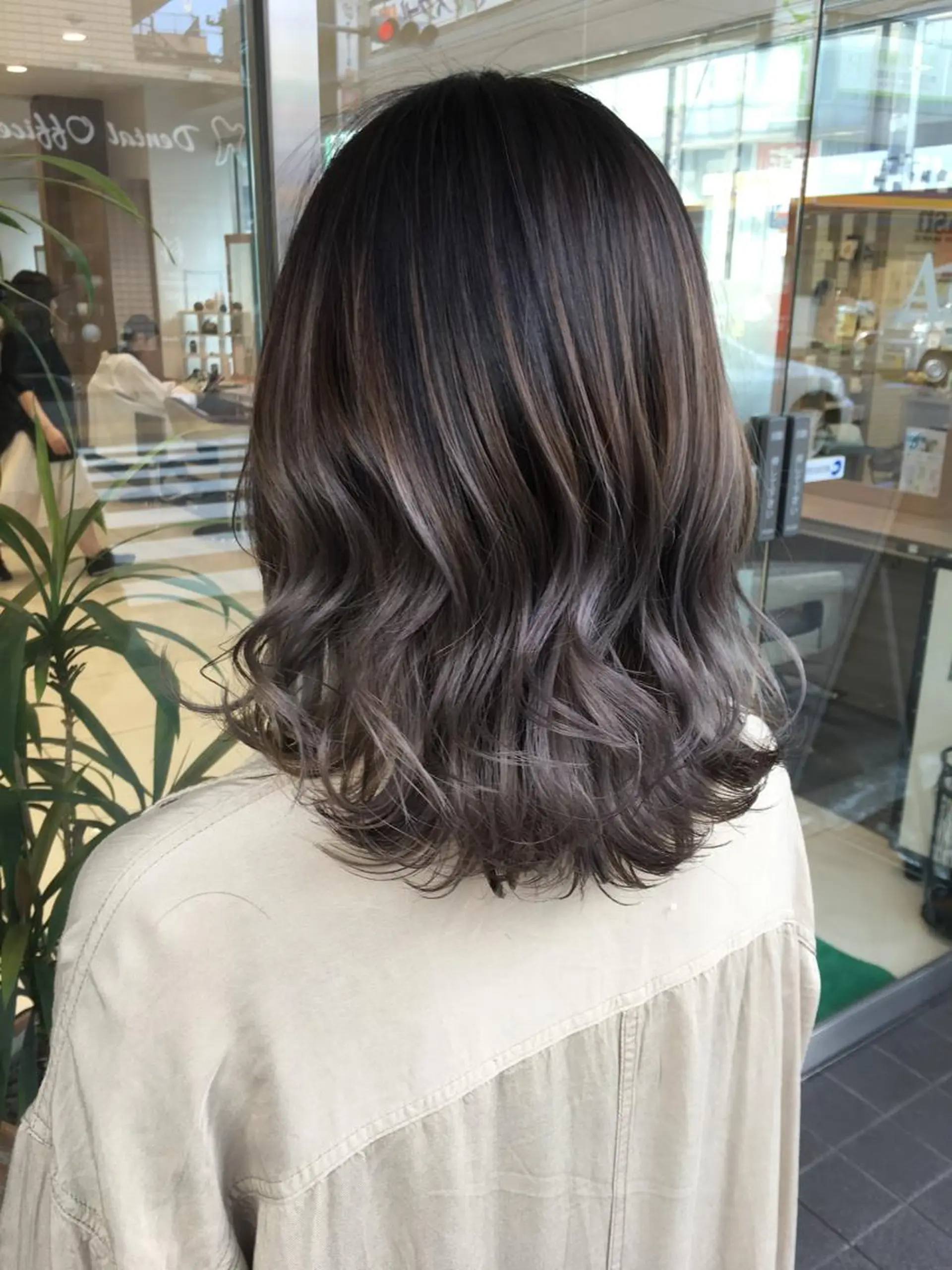 ミディアム カラー バレイヤージュ グレージュ レイヤーカット 寺内 紳悟のヘアスタイル