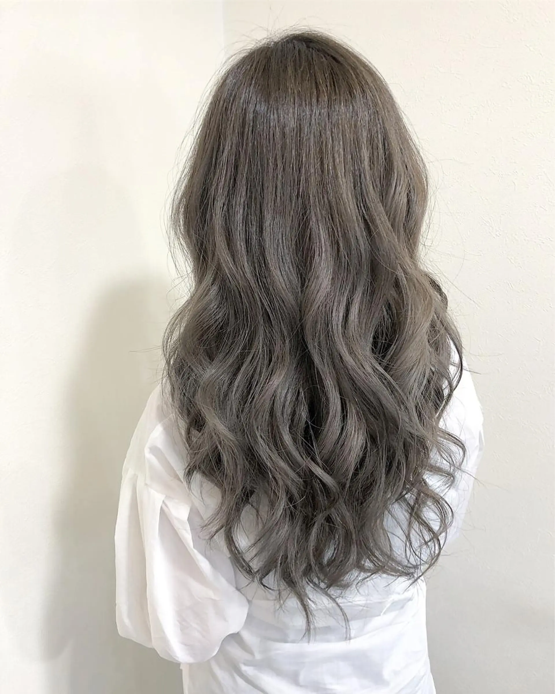ロング アッシュ アッシュグレー ヤマグチ ヒカルのヘアスタイル