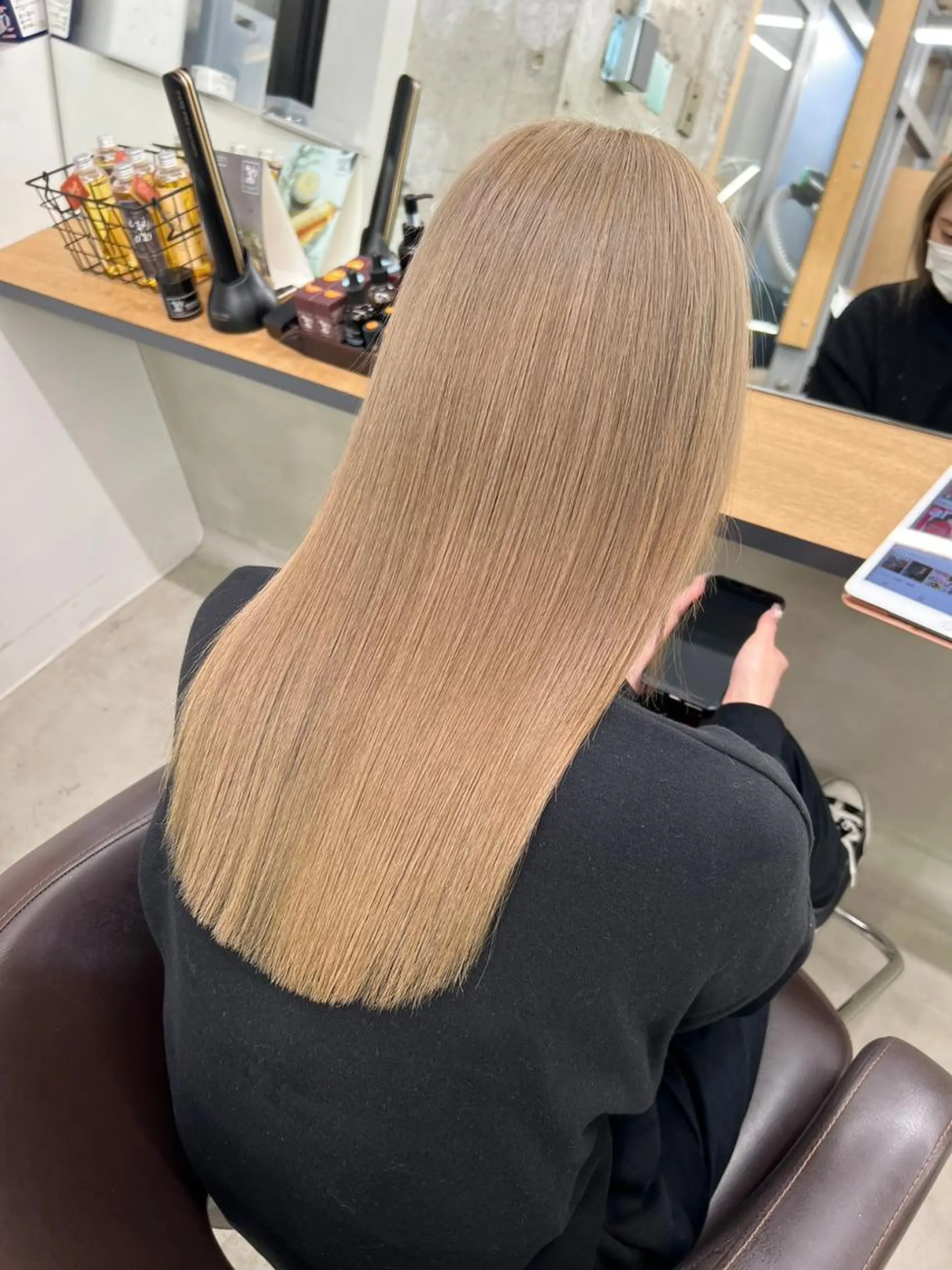 ミディアム カラー パーマ ヘアアレンジ ミディアムパーマ アディクシーカラー ベージュカラー ブリーチ ケアカラー カット トリートメント ヘアケア特化型サロン newi 梅田のヘアスタイル