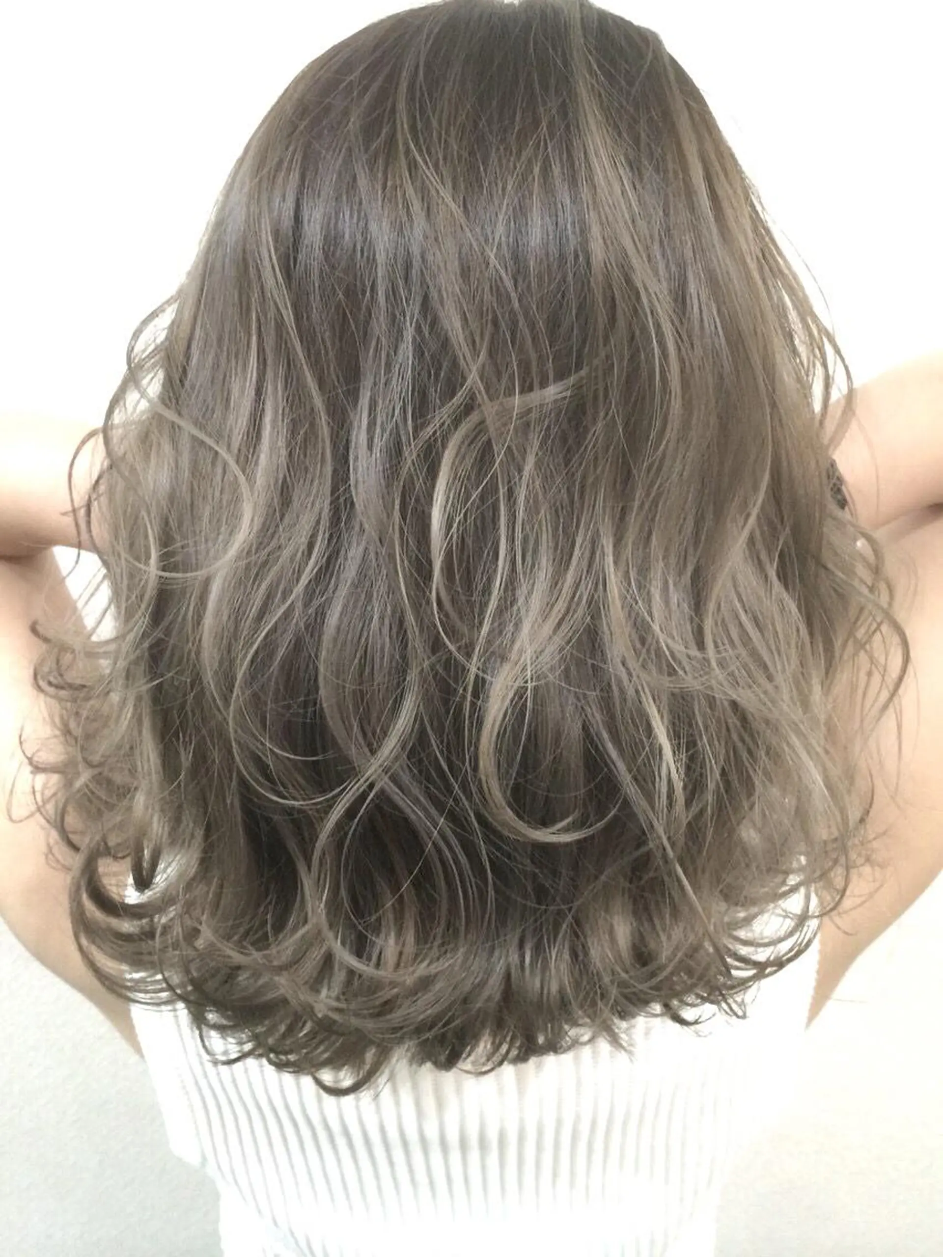 ミディアム カラー バレイヤージュ レイヤーカット 井上 一平のヘアスタイル