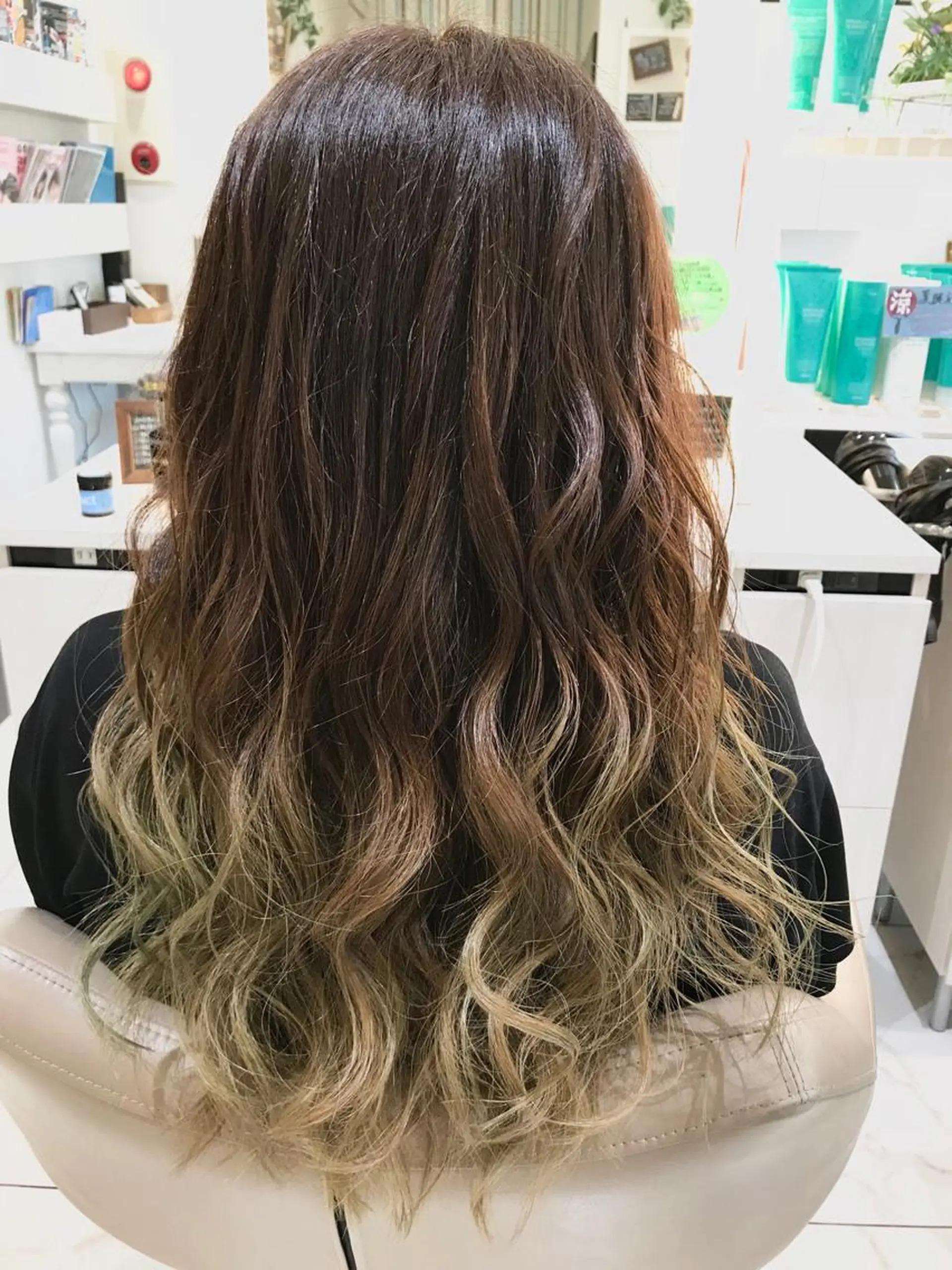 ロング カラー ブリーチ 清藤 綾のヘアスタイル