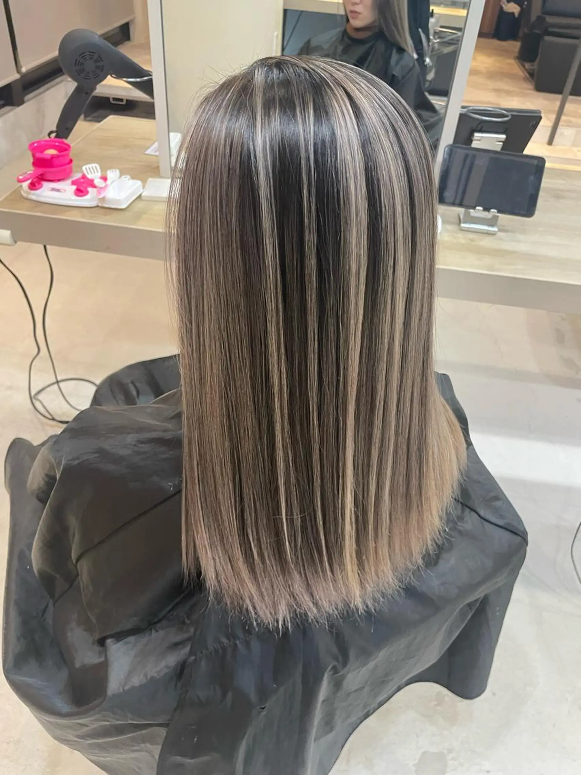 ミディアム カラー アディクシーカラー バレイヤージュ ベージュカラー ブリーチ ケアブリーチ Lia所属・皆木 智晴のヘアスタイル