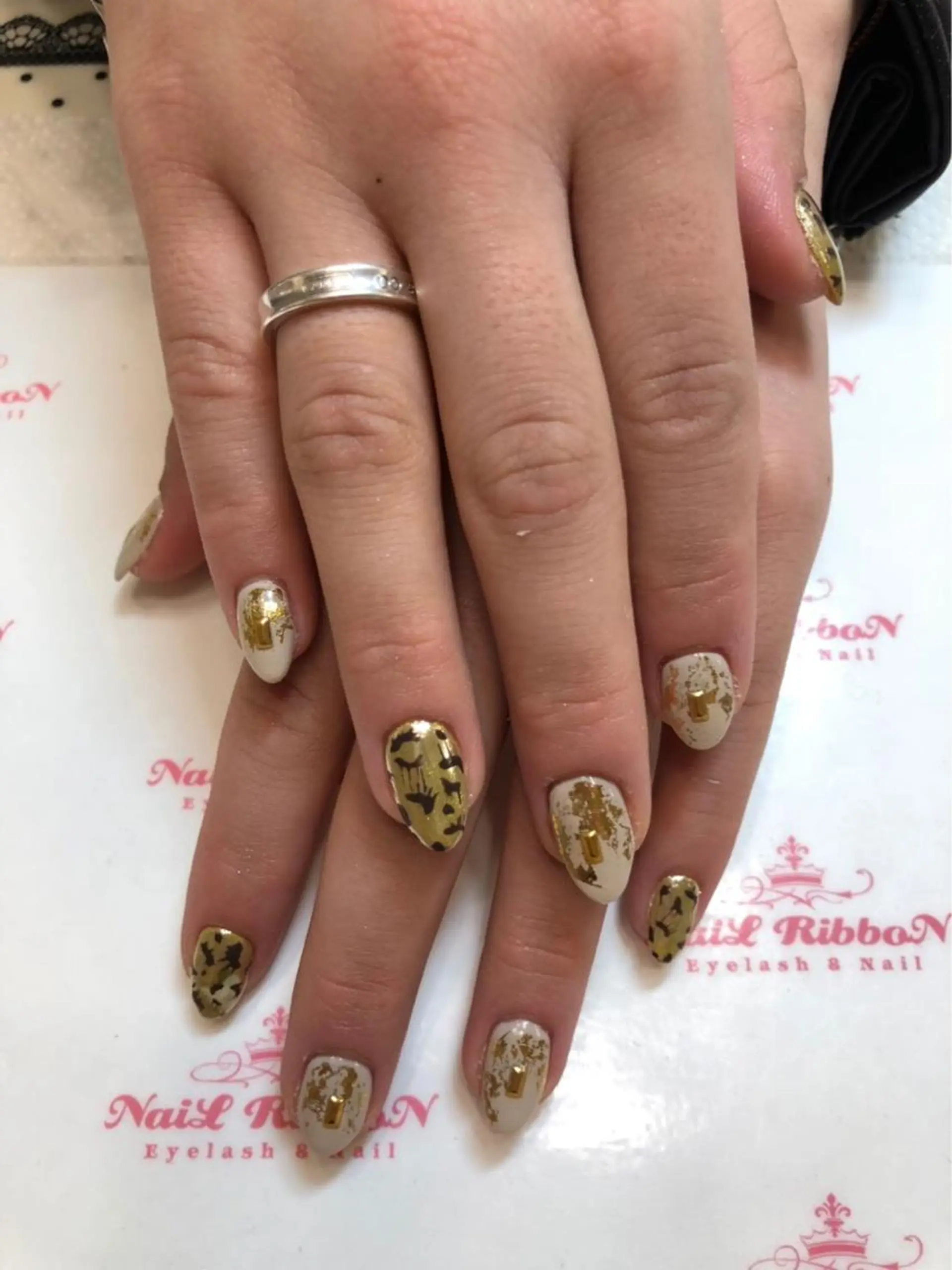 ネイル ネイルリボン 受付スタッフのネイルデザイン