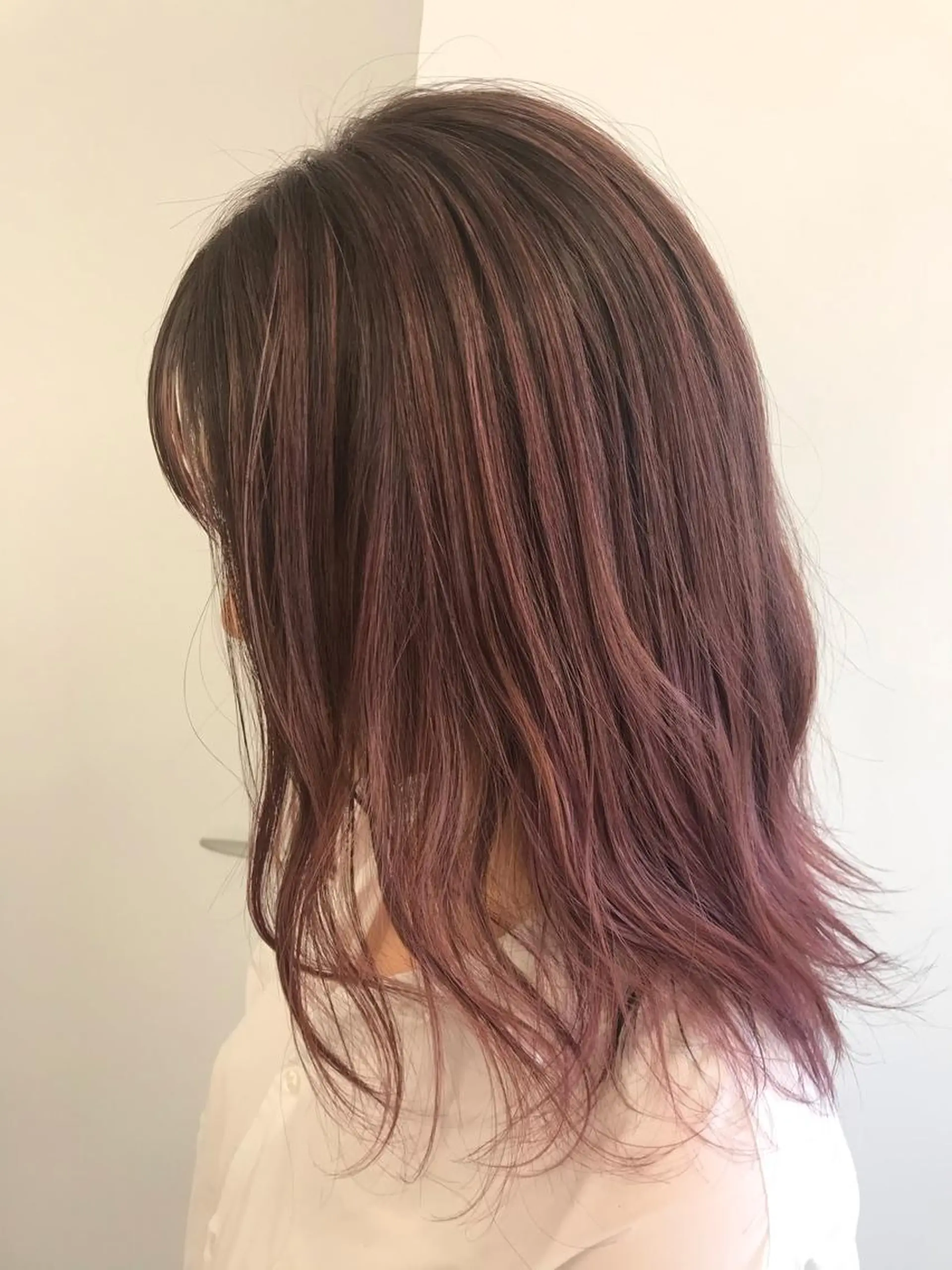 ミディアム カラー バレイヤージュ パープルカラー レッドカラー レイヤーカット 森本 笑のヘアスタイル