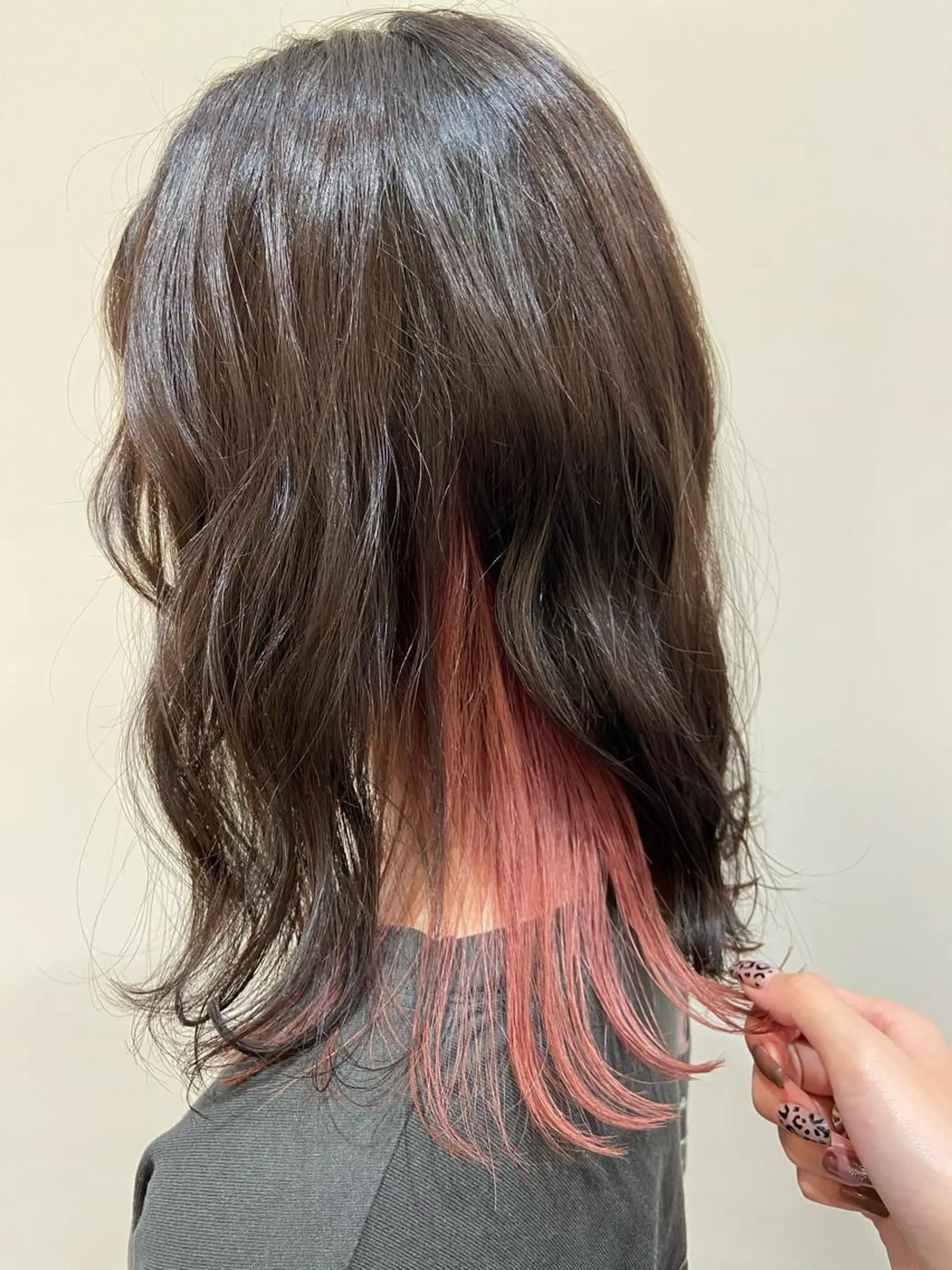 ミディアム カラー インナーカラー ピンクカラー ヘアカラー Amour なぐらのヘアスタイル