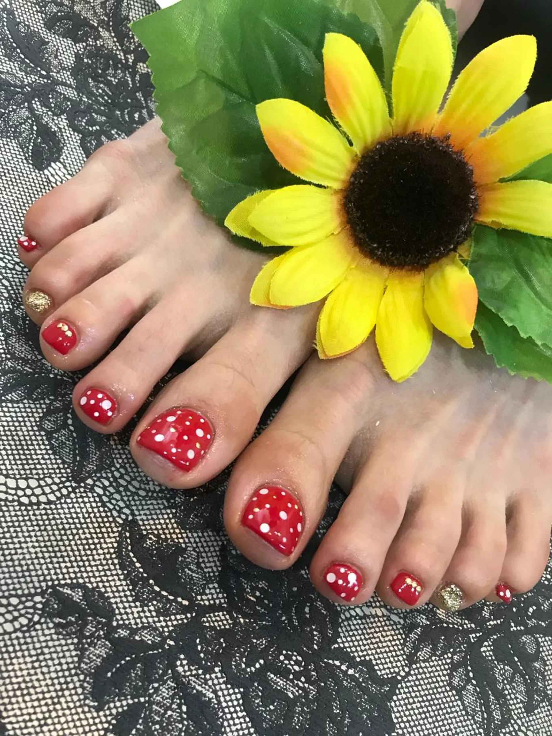 ネイル ドット フットネイル ジェルネイル 赤色 フットネイル Grazie AMOREのネイルデザイン