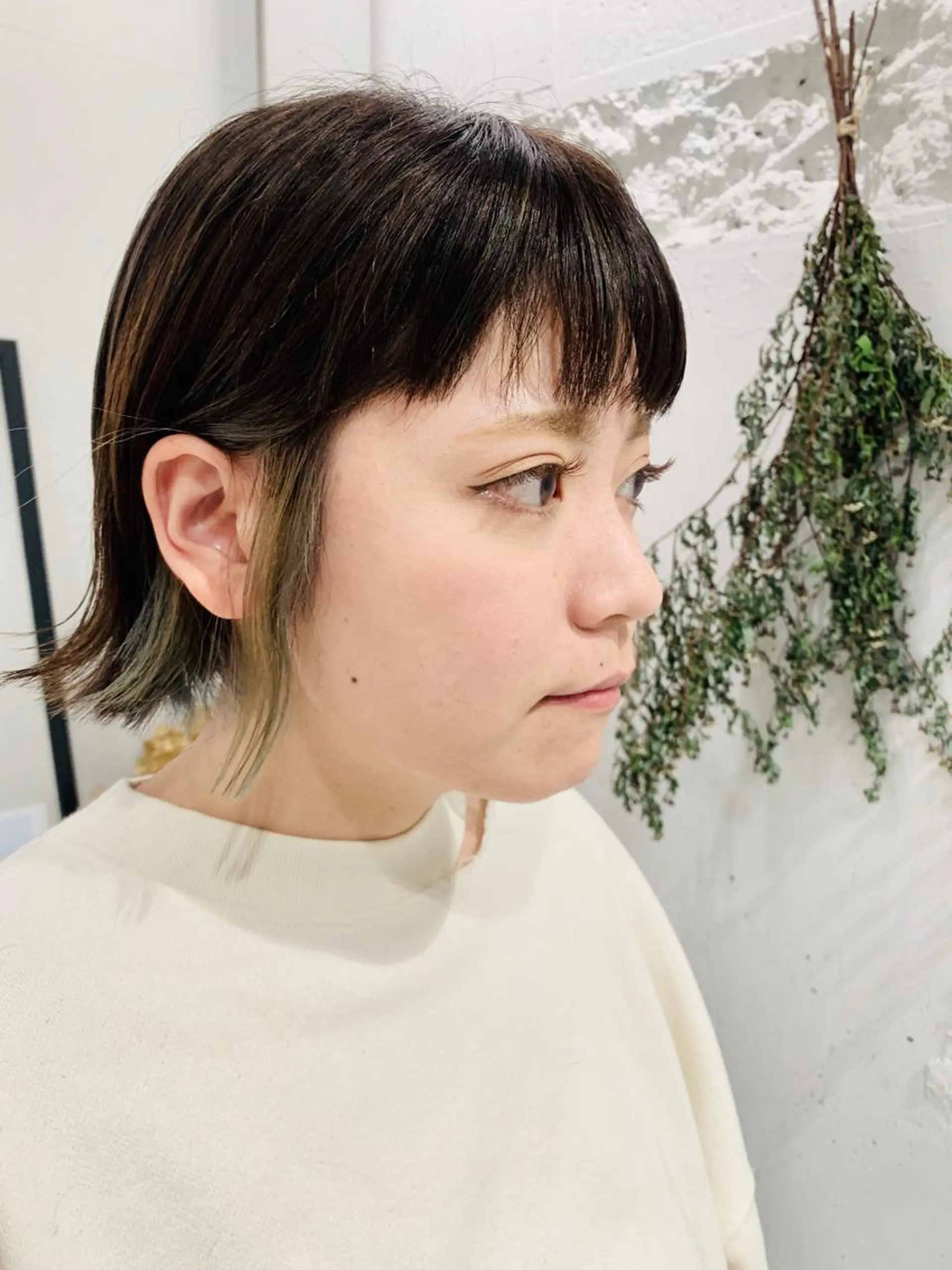 ショート カラー シルバー 外ハネヘア ヘアカラー 林下 大輔のヘアスタイル