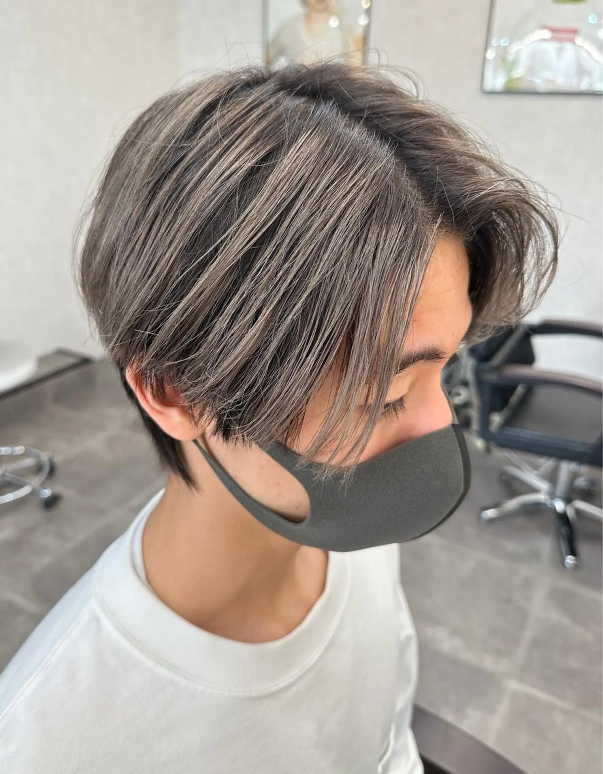 ショート メンズ シールエクステ メンズバレイヤージュ メンズブリーチ メンズハイライト メンズインナーカラー シール、 ハネエクステのヘアスタイル