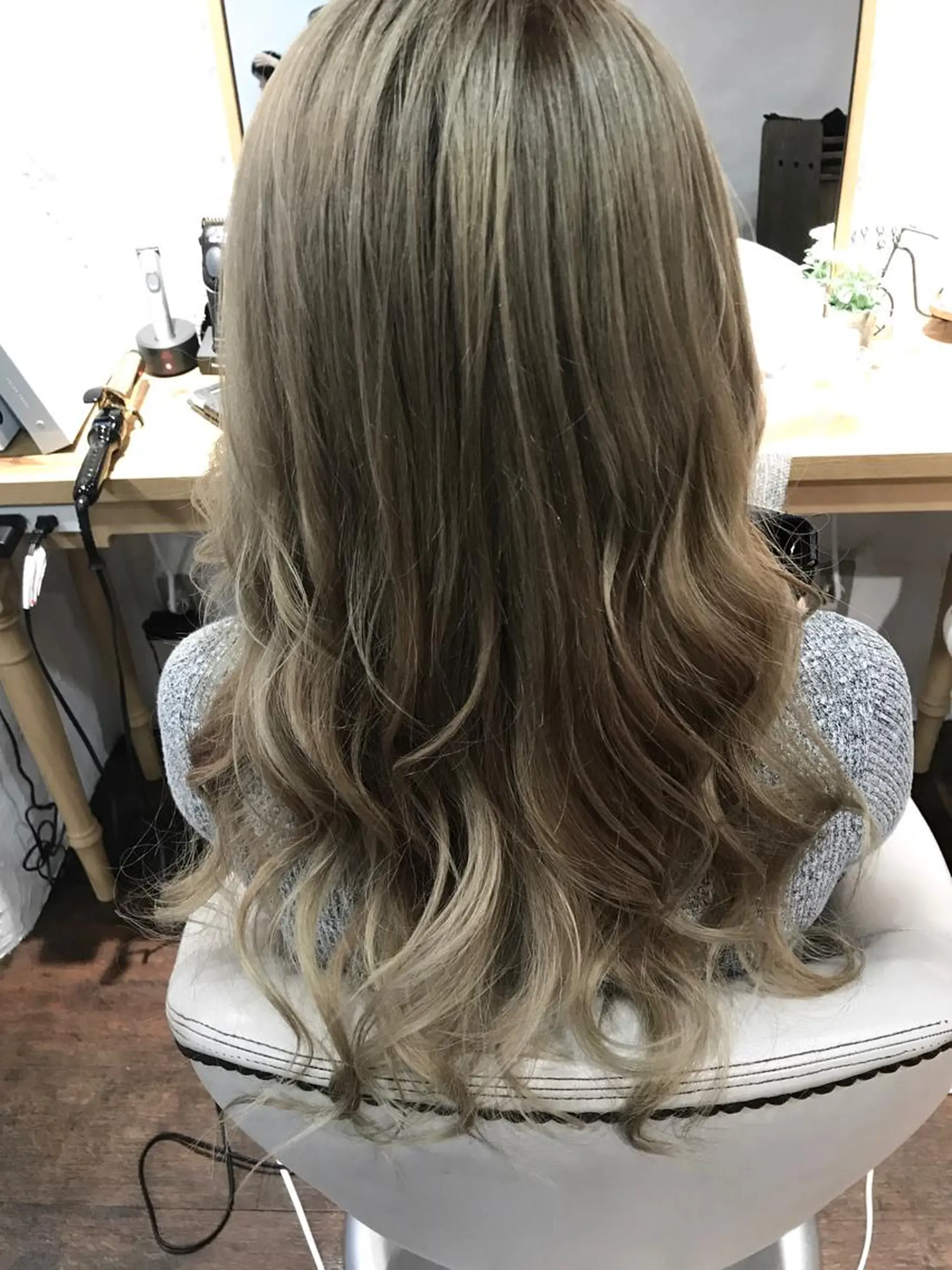 ロング カラー ベージュカラー ハイライトカラー ミルキーベージュ ハイライト 伊藤 優希のヘアスタイル