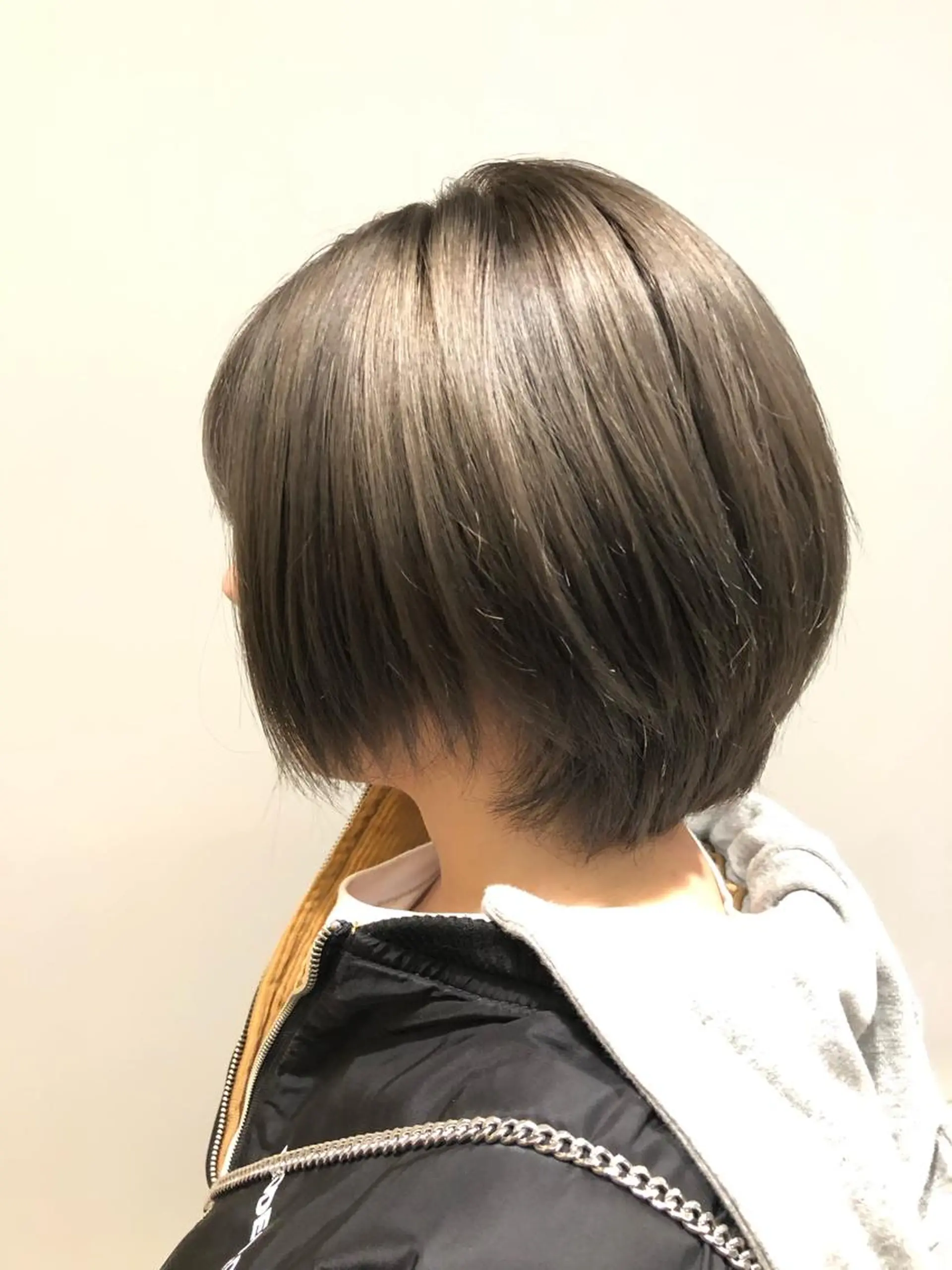 ショート カラー グレージュ ワタナベ テルマサのヘアスタイル