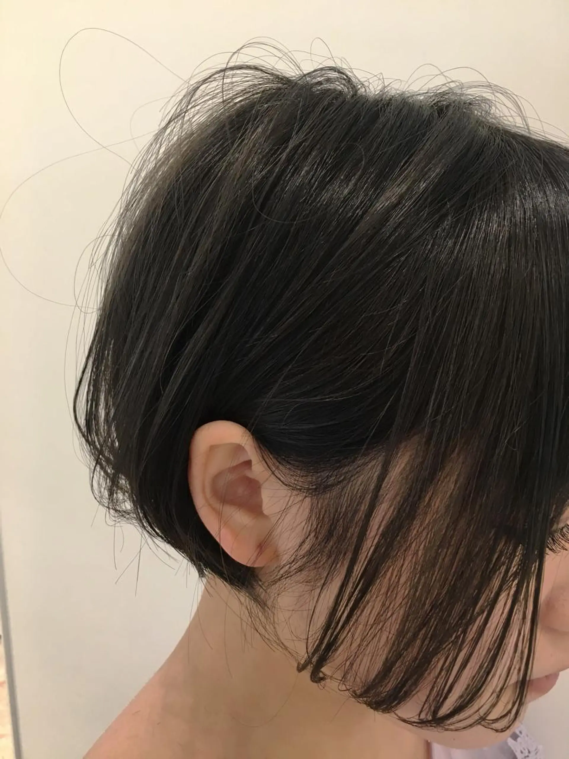 ショート カラー 前下がりボブ ボブ due hair 京都駅前店 MILBON オージュア認定サロン【デューヘアー】所属・ハイトーンブリーチ 土坂　由志【京都】のヘアスタイル