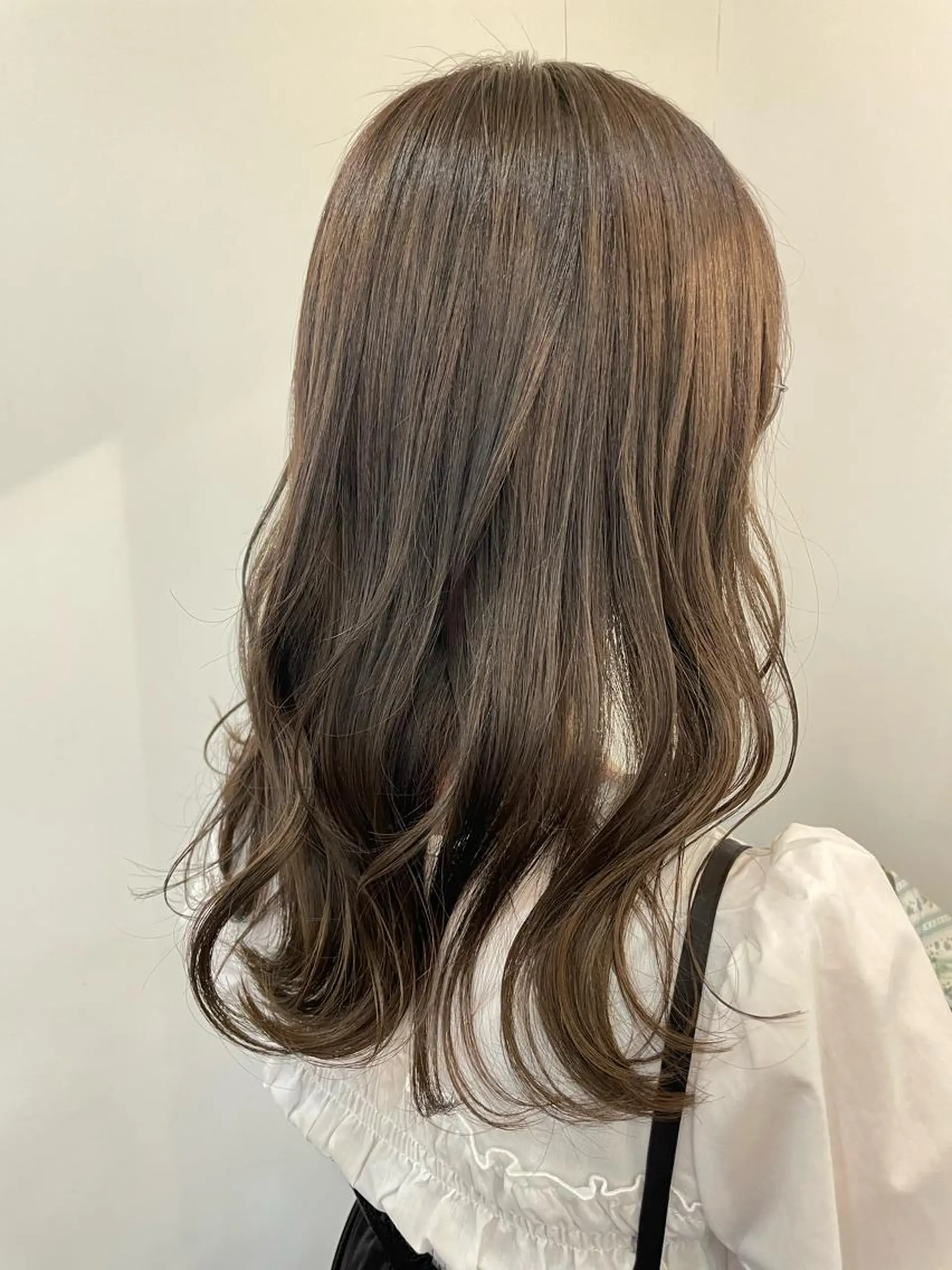 セミロング カラー ベージュカラー ブリーチ 【arc】Ruri コテ巻き風パーマのヘアスタイル