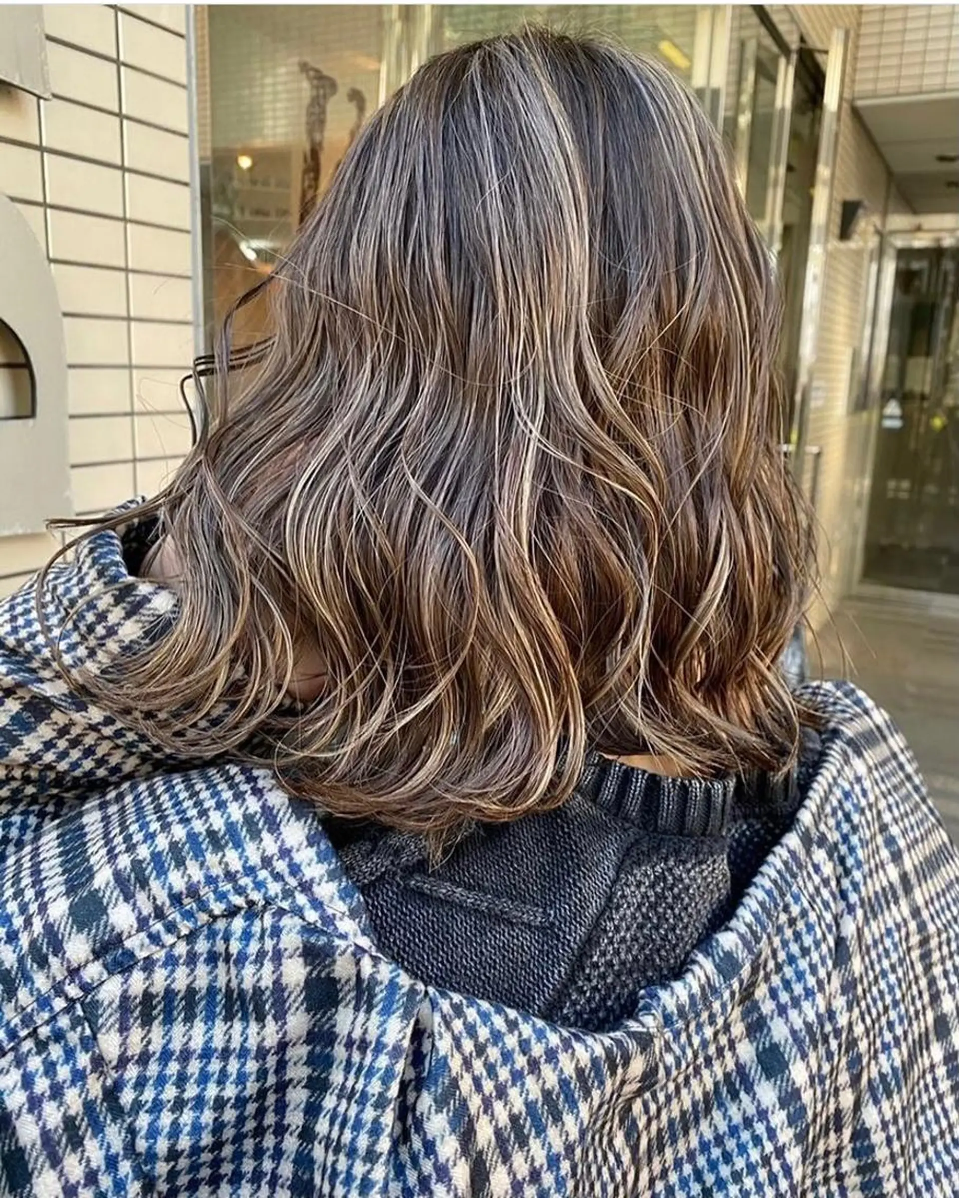 ミディアム カラー バレイヤージュ ブリーチ ブロンド ダブルカラー イヤリングカラー ヘアカラー モモカ/ハイトーン /バレイヤージュのヘアスタイル