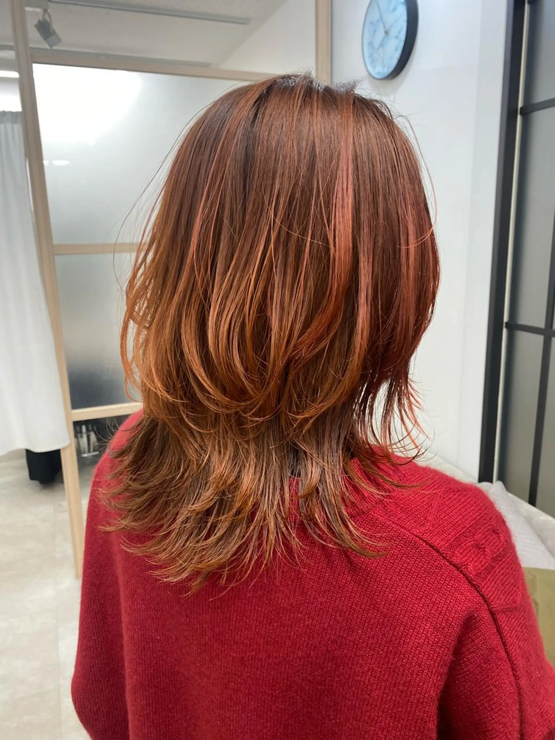 ミディアム カラー オレンジ レイヤーカット Toiro 横浜所属・海外ヘア／レイヤー カットNatsuのヘアスタイル