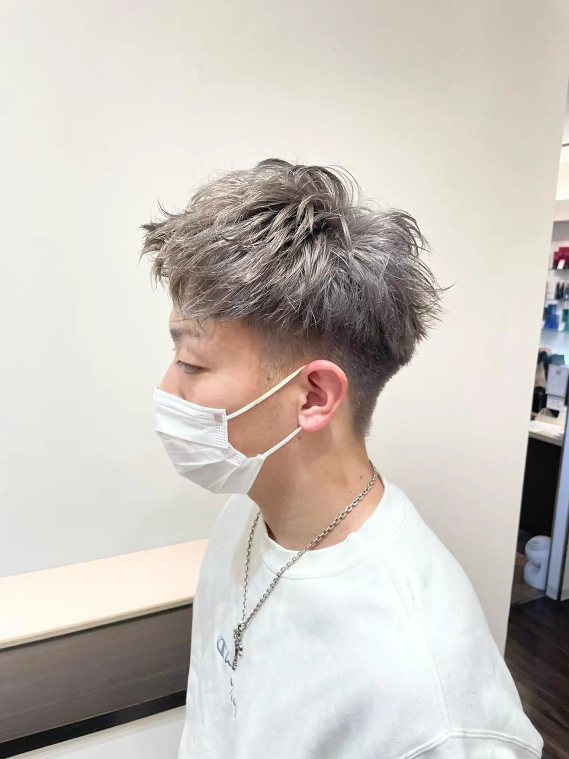 カラー メンズ シルバー カット ヘアカラー トリートメント ダメージレスブリーチ HIROSHIのヘアスタイル