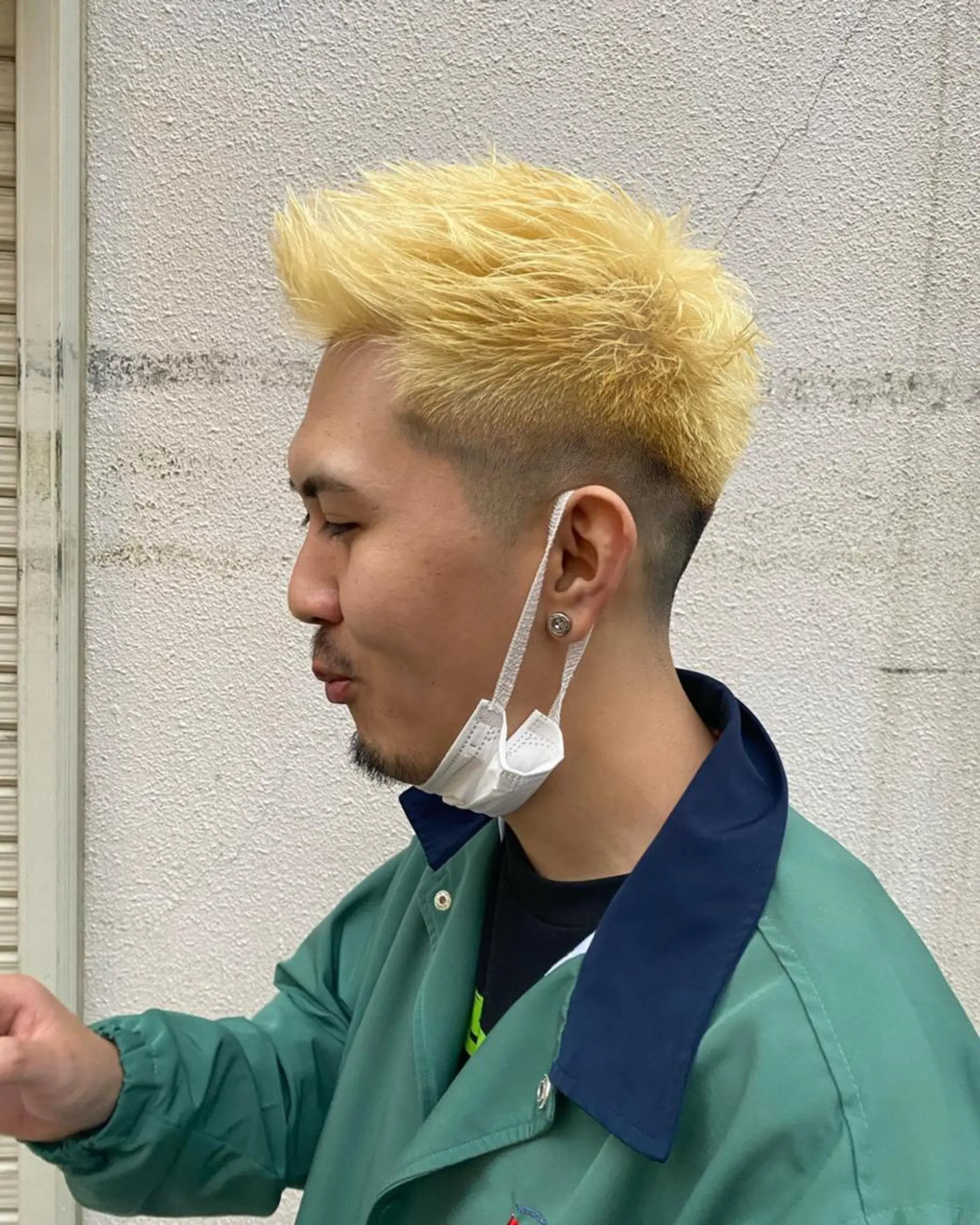 ショート カラー メンズ フェードカット ブロンド 【阪急六甲 サロン ド ロイ】所属・メンズ特化 岸本 阪急六甲サロンドロイのヘアスタイル