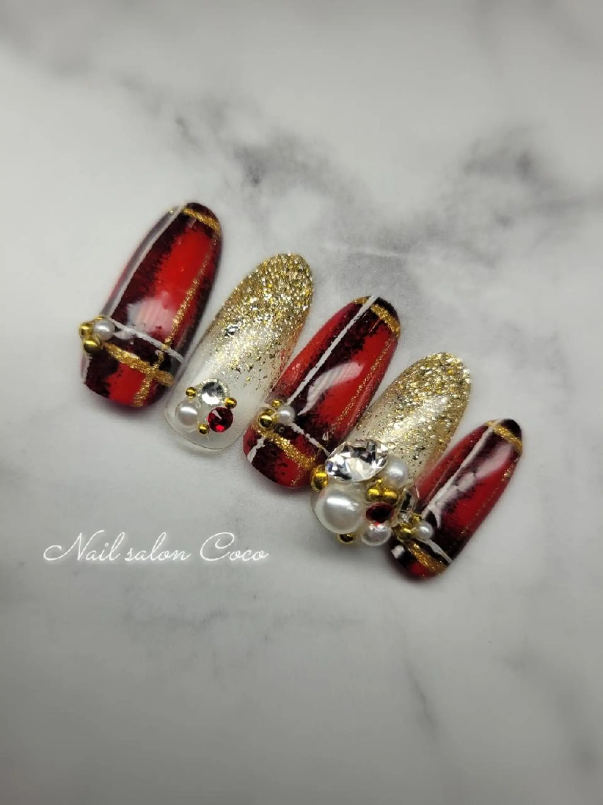 ネイル ゴールド 赤色 リボン 冬ネイル クリスマス Nail salon Coco所属・Nail salon Coco【溝の口駅】のネイルデザイン