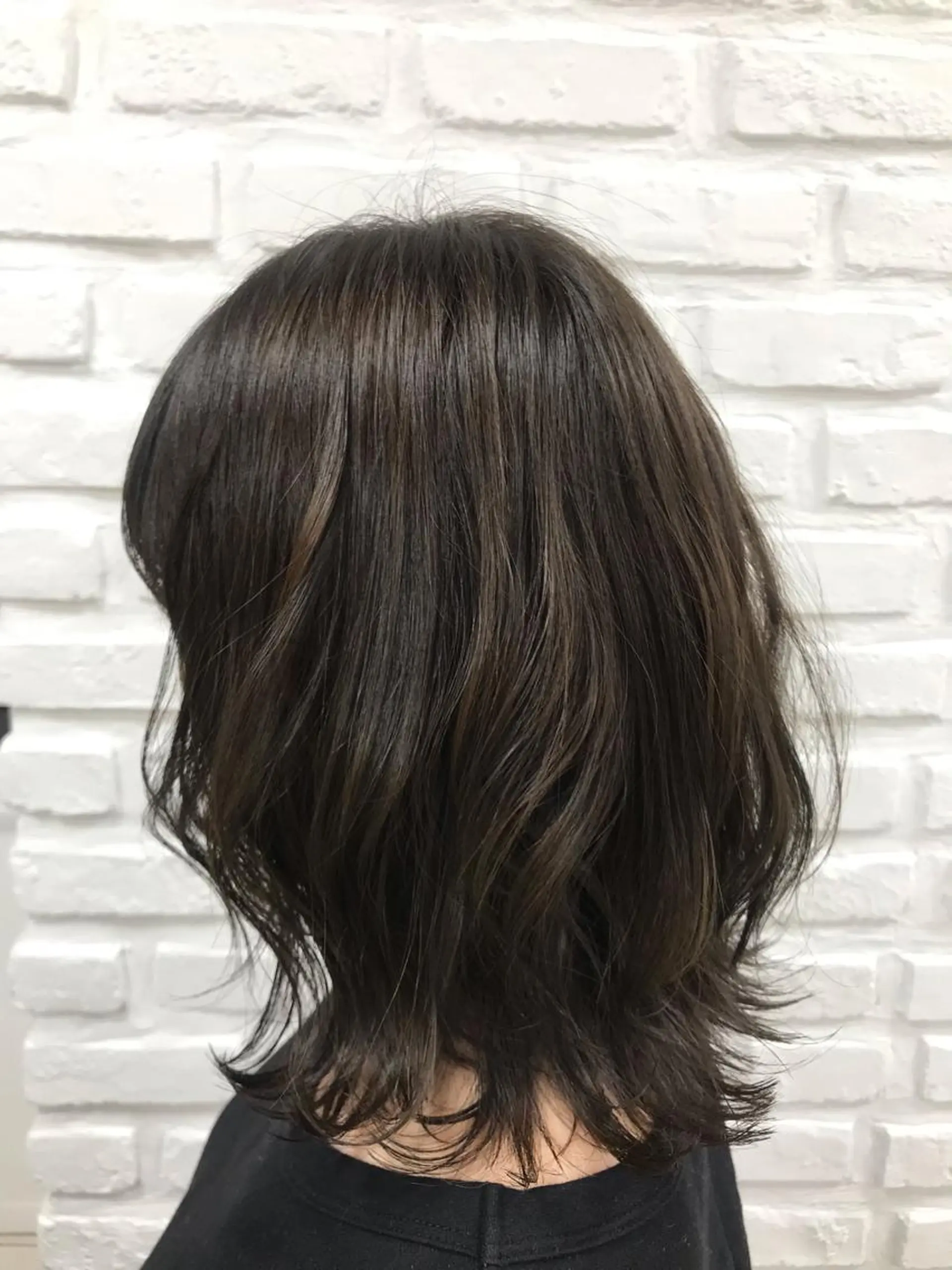 ミディアム カラー アッシュ 透明感カラー イルミナカラー オリーブアッシュ 外ハネヘア 【暖色カラー特化】 中山由梨のヘアスタイル