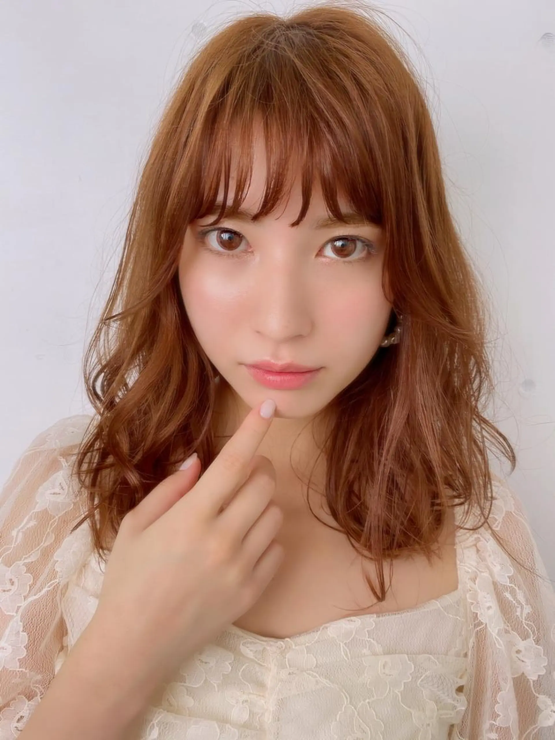 セミロング カラー ベージュカラー ピンクカラー ピンクベージュ ヘアカラー chama レイヤーカットのヘアスタイル