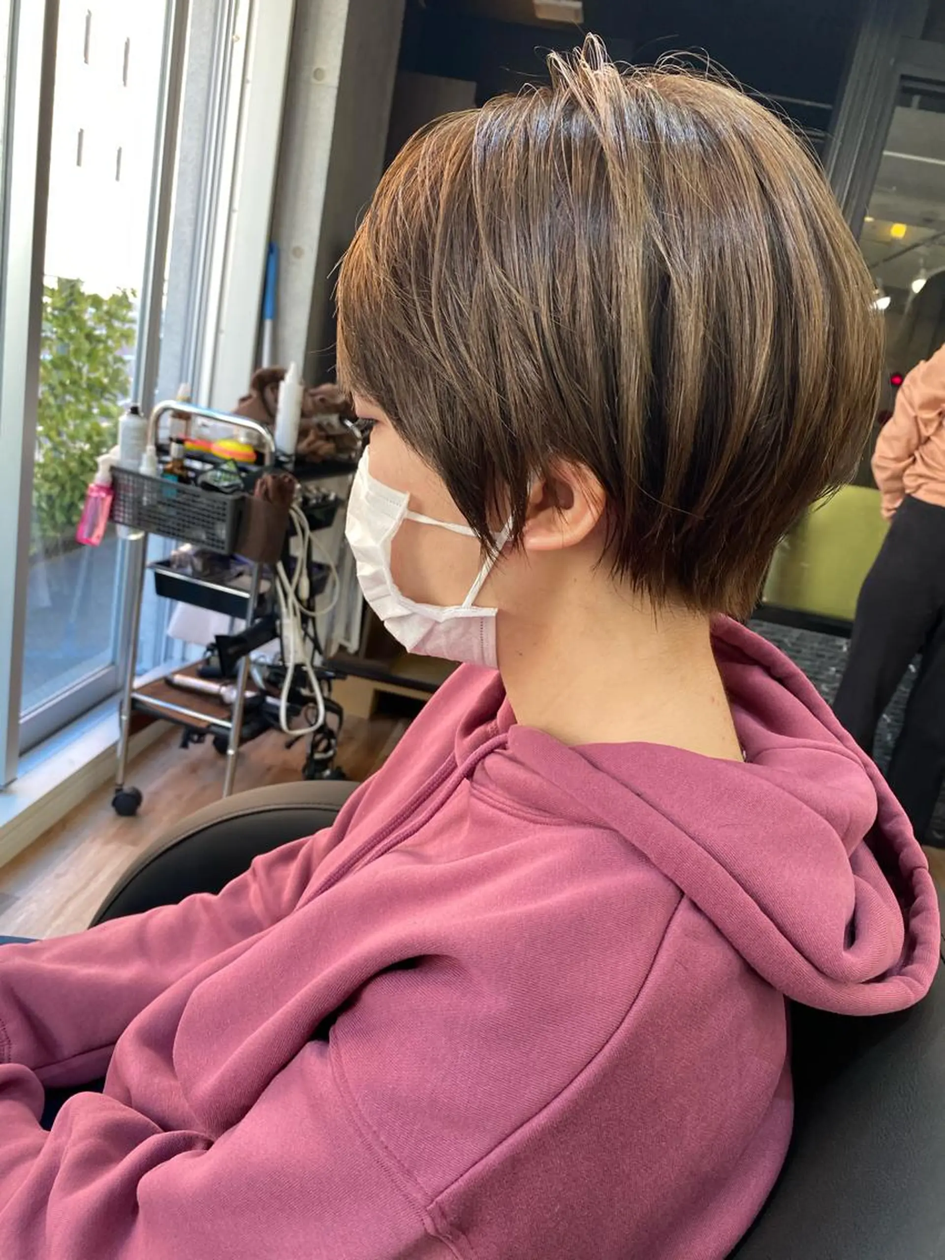 ショート カラー ベージュカラー ブリーチ ミルクティーベージュ ブリーチなしカラー ショートヘア SALOWIN吉祥寺suite店所属・似合わせレイヤー 🇰🇷荒木洋文のヘアスタイル