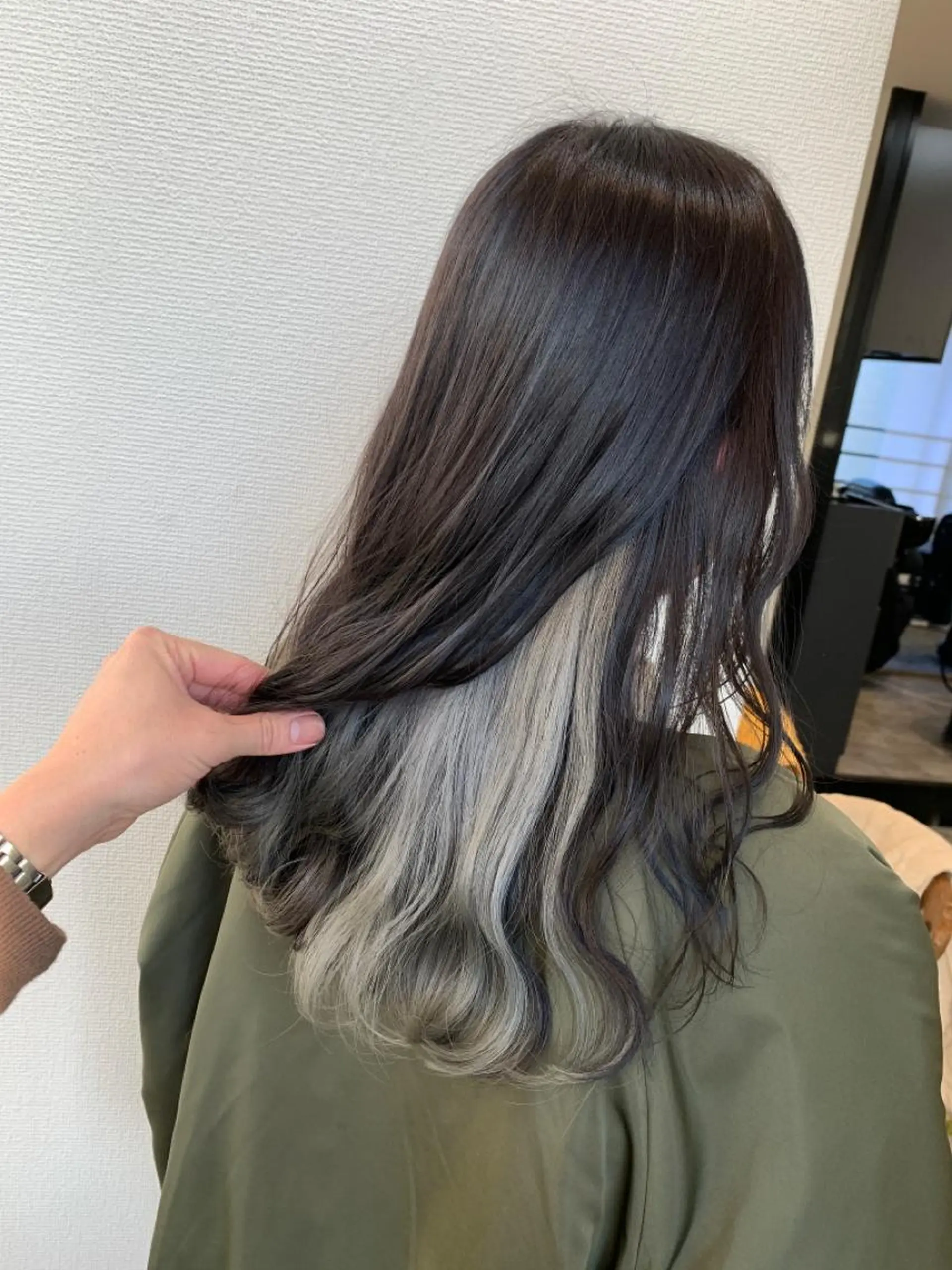 セミロング カラー インナーカラー 透明感カラーが 得意です！NAOKIのヘアスタイル