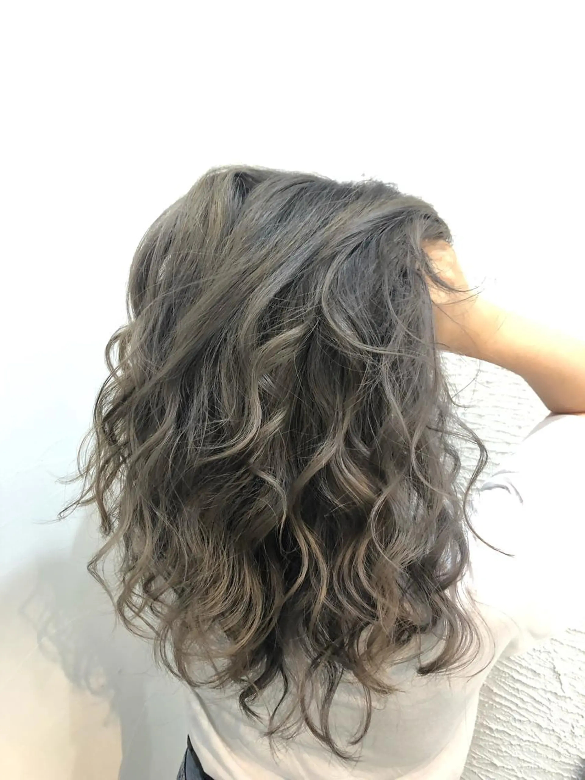 セミロング ヘアカラー Lovis moa 〘国分　かな〙のヘアスタイル