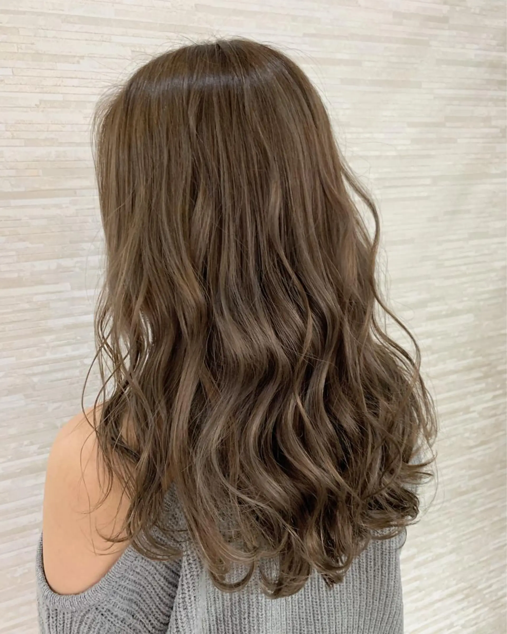 ロング ハイライト ヘアカラー トリートメント 小笠原 菜緒のヘアスタイル