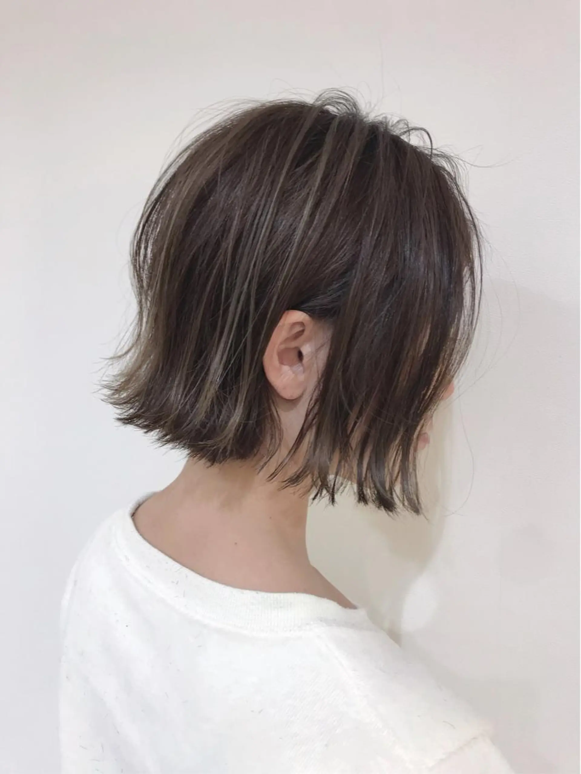 ショート カラー 切りっぱなしボブ アッシュ アッシュグレー 透明感カラー ハイライトカラー ヘアカラー トリートメント ボブ・レイヤーカット 吉敷航一のヘアスタイル