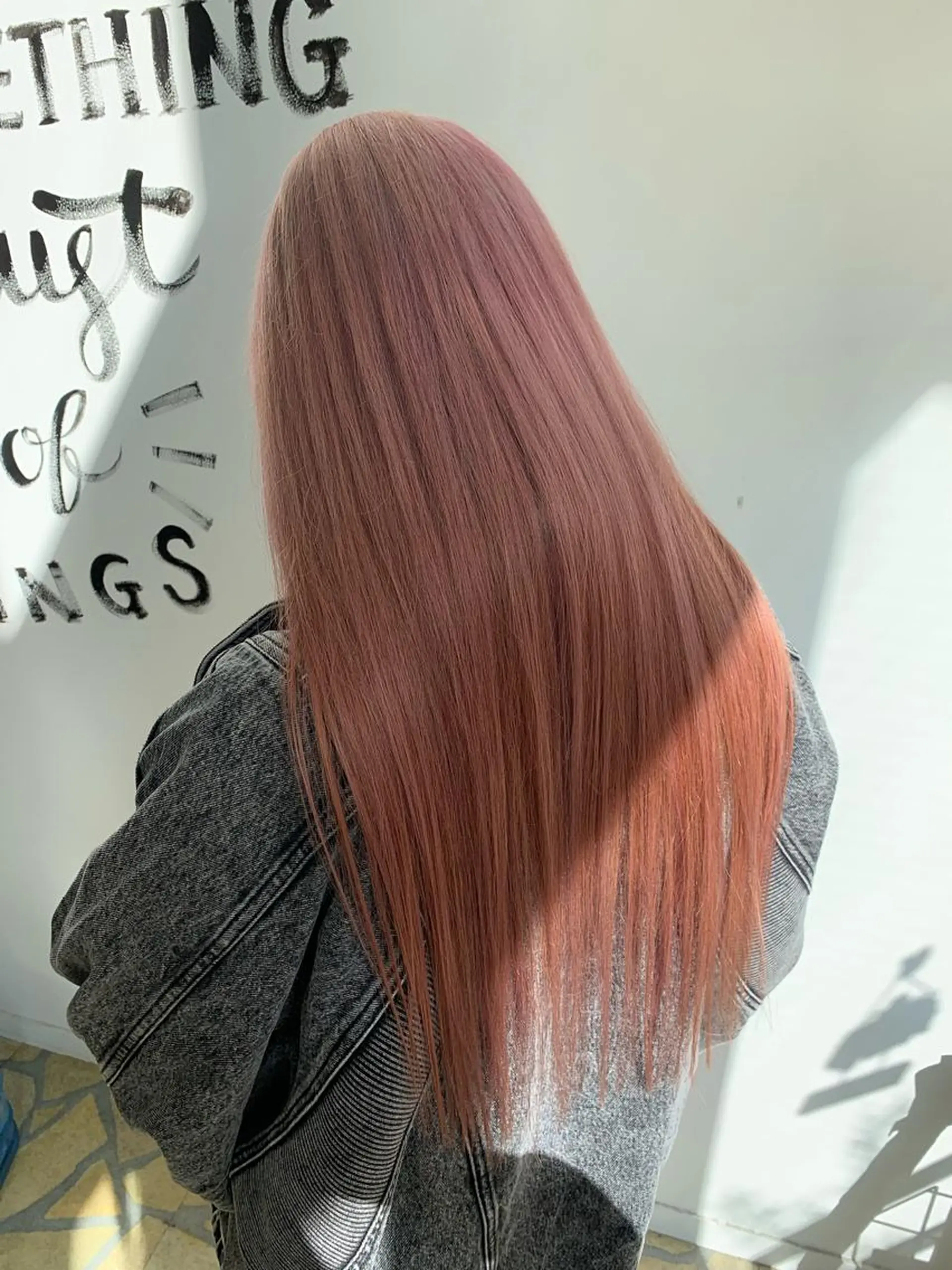 ロング カラー ベージュカラー ブリーチ ピンクカラー ピンクベージュ ヘアカラー トリートメント 小笠原 菜緒のヘアスタイル