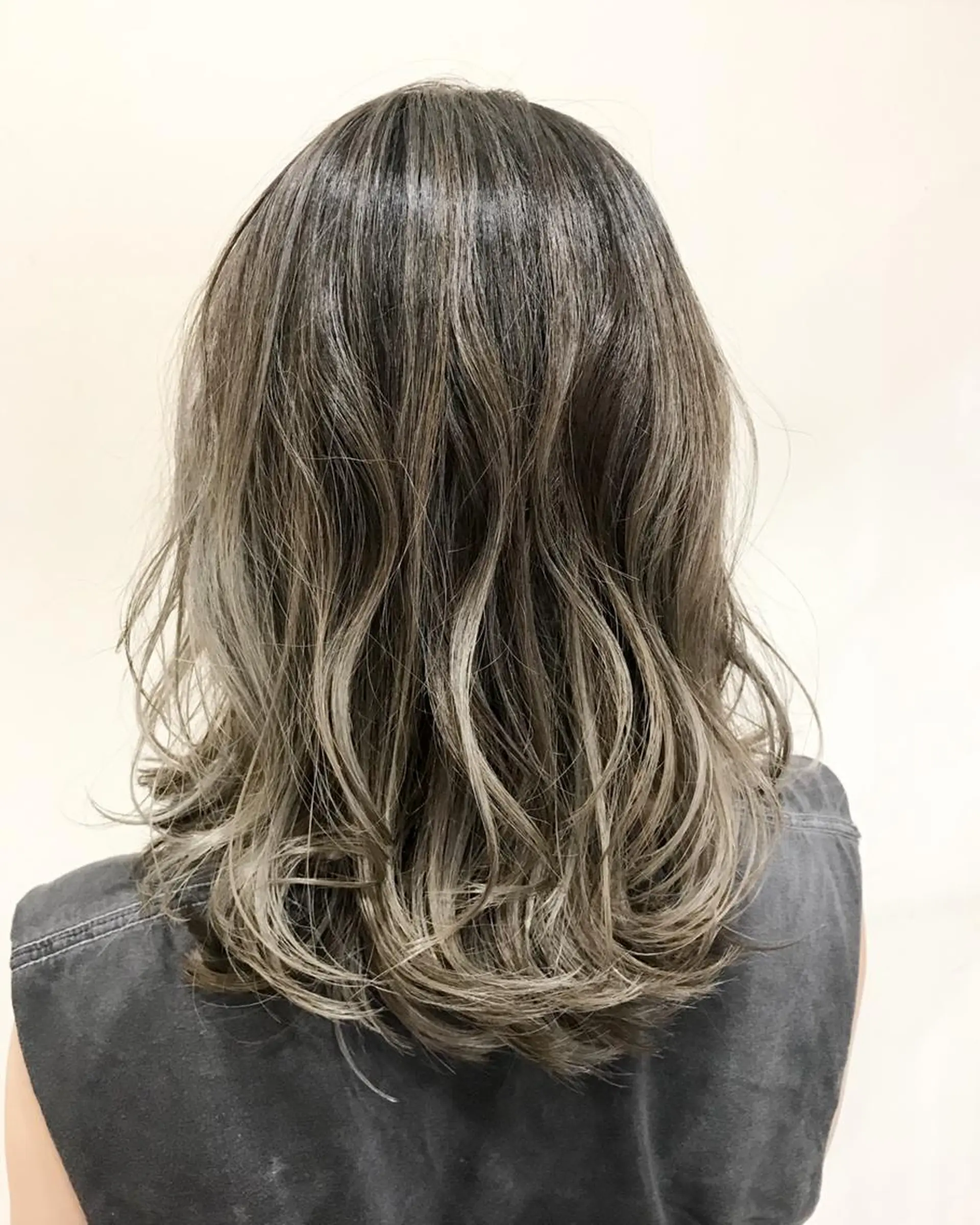 ミディアム カラー バレイヤージュ レイヤーカット WONK. ウォンク 心斎橋のヘアスタイル