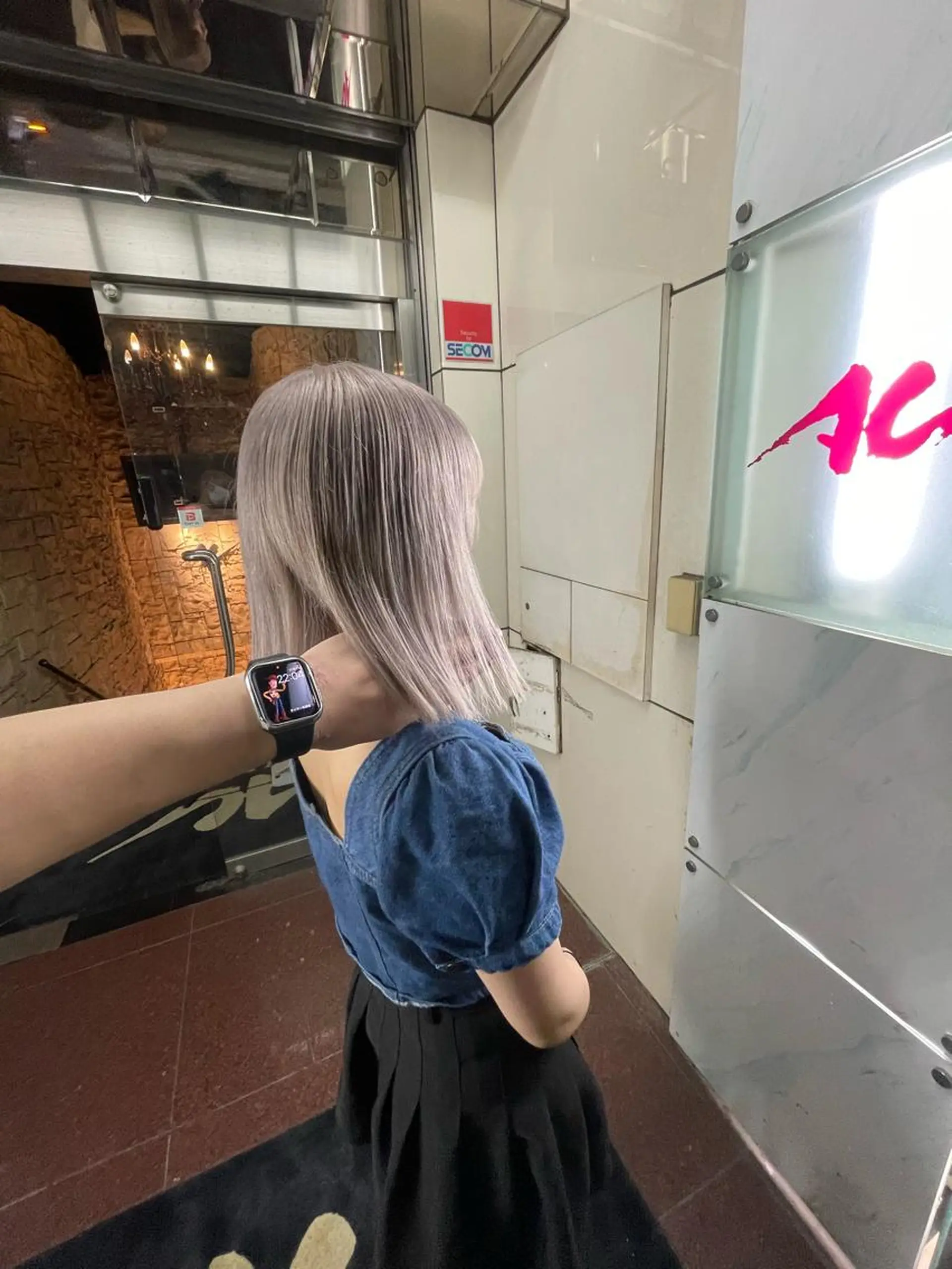 ショート カラー ネイル マツエク・マツパ アイブロウ ブリーチ シルバー 眉カラー シルバー アンククロス/ エクステ／ハイトーンのヘアスタイル