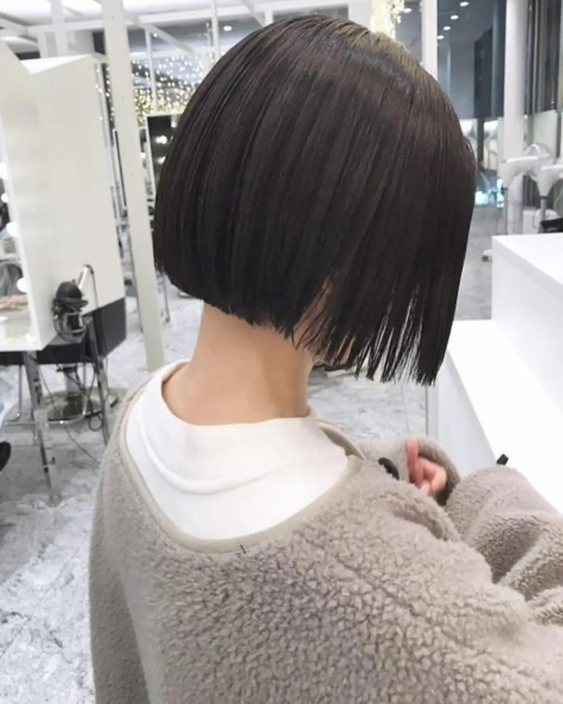 ショート 切りっぱなしボブ ボブ 梅田ハイトーン チダ ヒナノのヘアスタイル