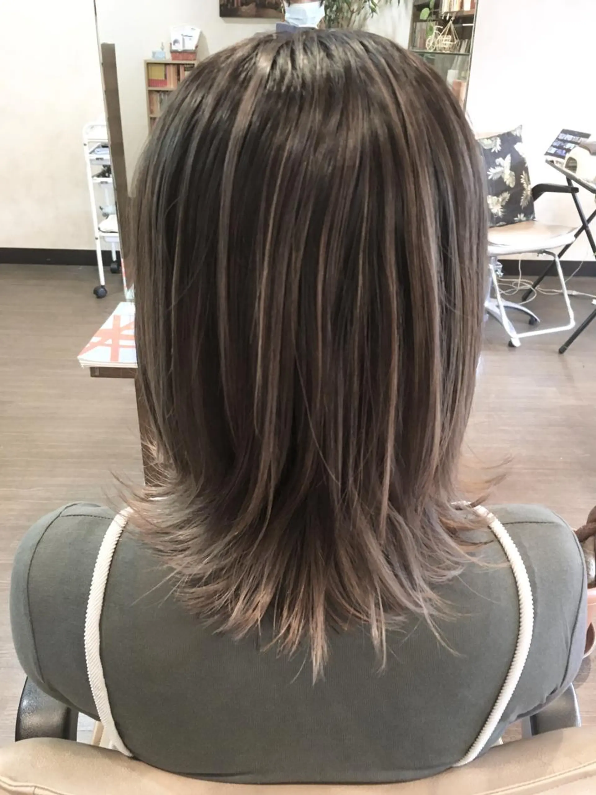 ミディアム カラー coupe ciseauxのヘアスタイル