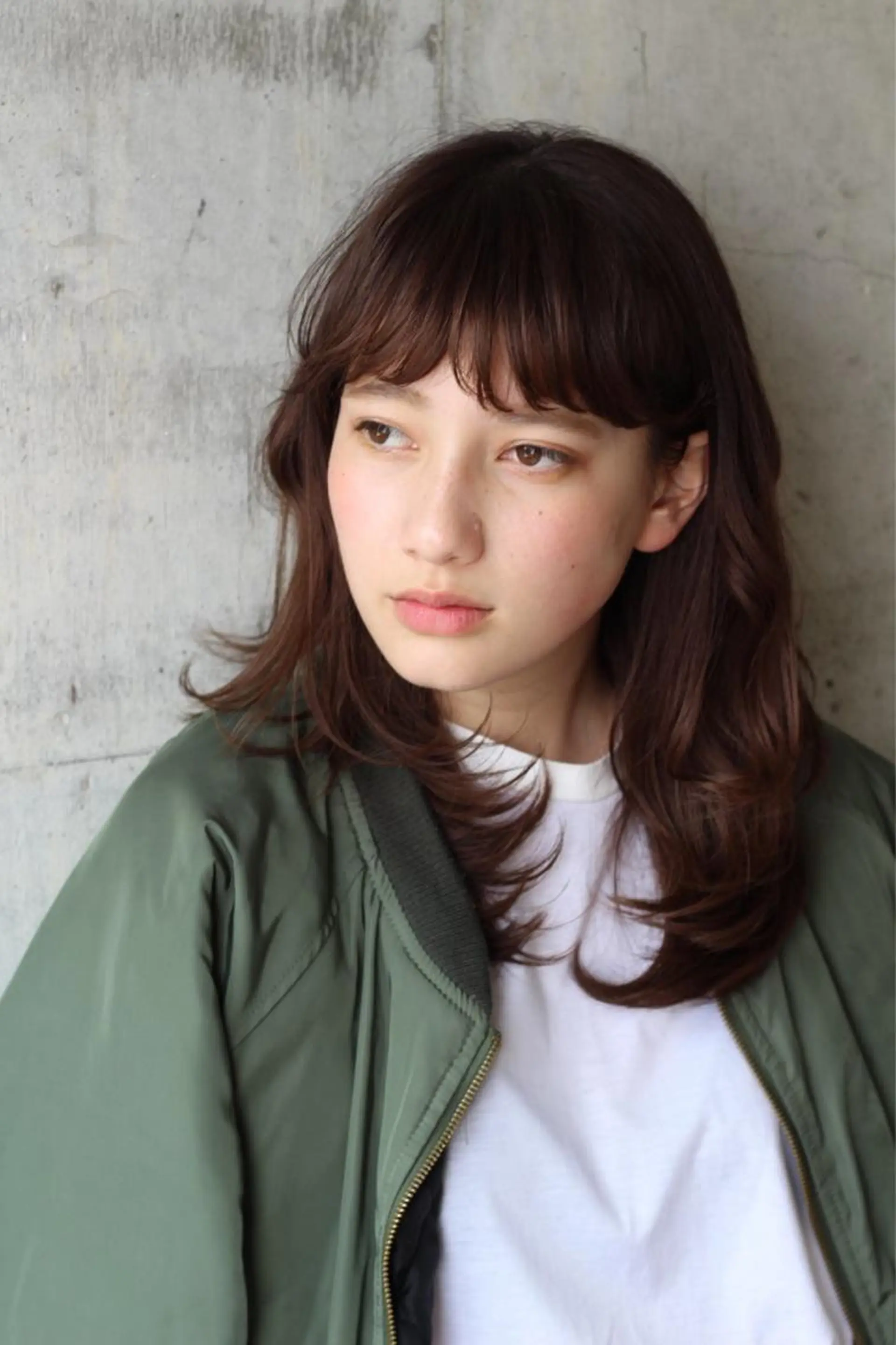 ミディアム 切りっぱなしボブ アッシュ ボブ 斜めバング 伸ばしかけ 【髪質改善】Cyan 中村ちゅんみのヘアスタイル
