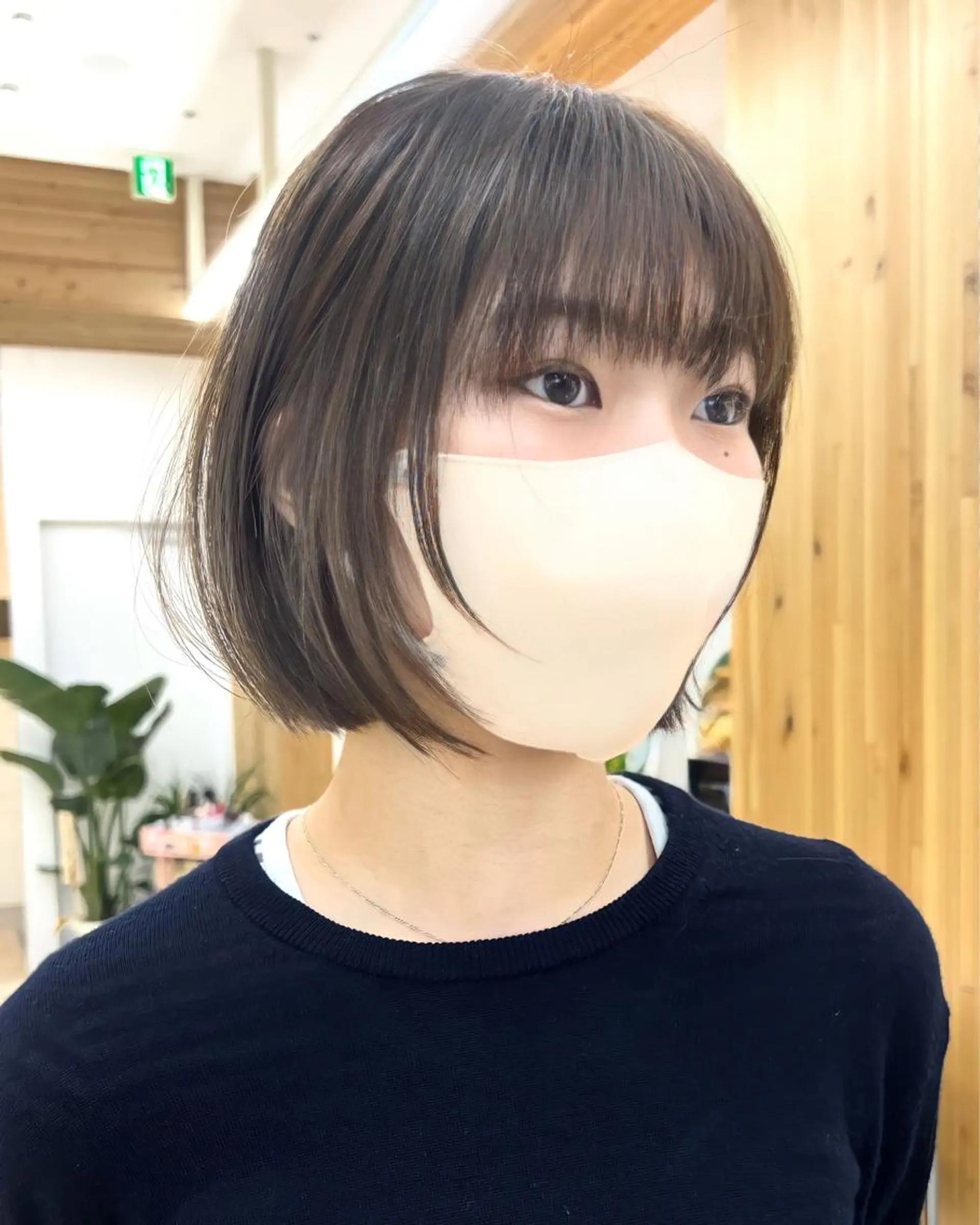 ショート カラー 切りっぱなしボブ 前下がりボブ ブリーチ グレージュ ハイトーンカラー カット ヘアカラー トリートメント ニュアンスレイヤー ハイトーンカラーのヘアスタイル