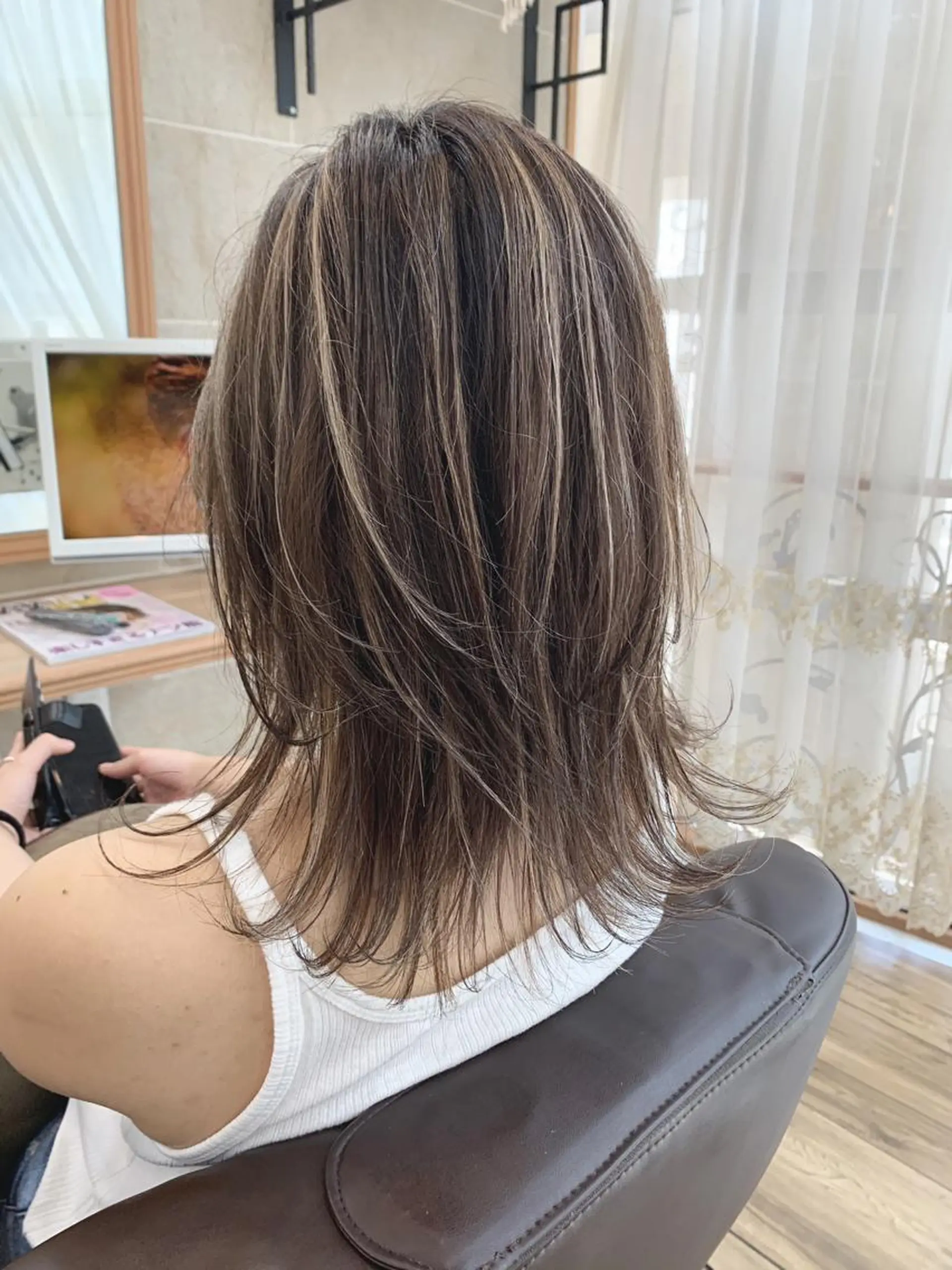 ミディアム ハイライト ウルフカット カット ヘアカラー トリートメント 平尾 拓也のヘアスタイル