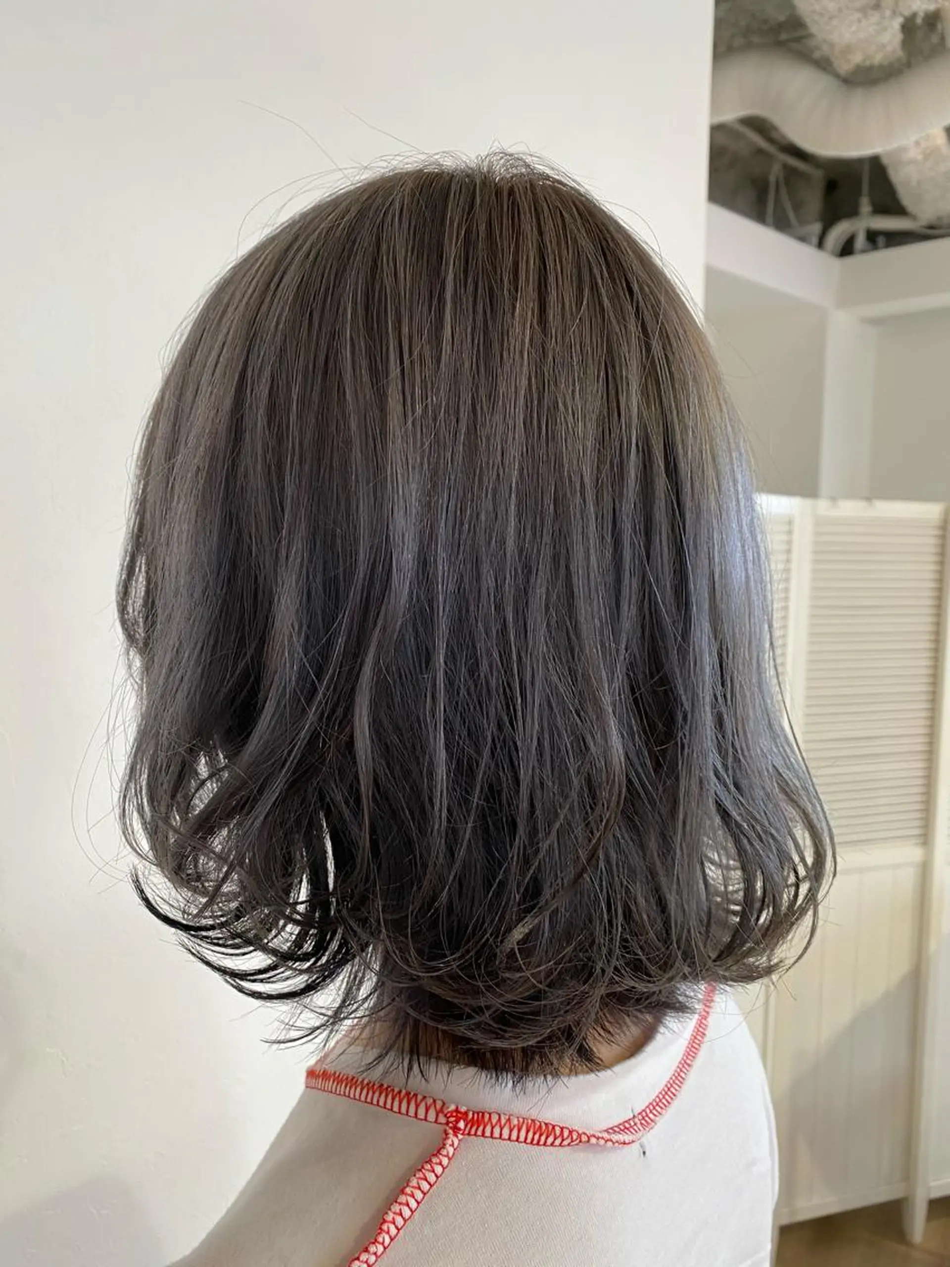 カラー アッシュ ブリーチ シルバー シルバーアッシュ ヘアカラー 伊藤 かなのヘアスタイル