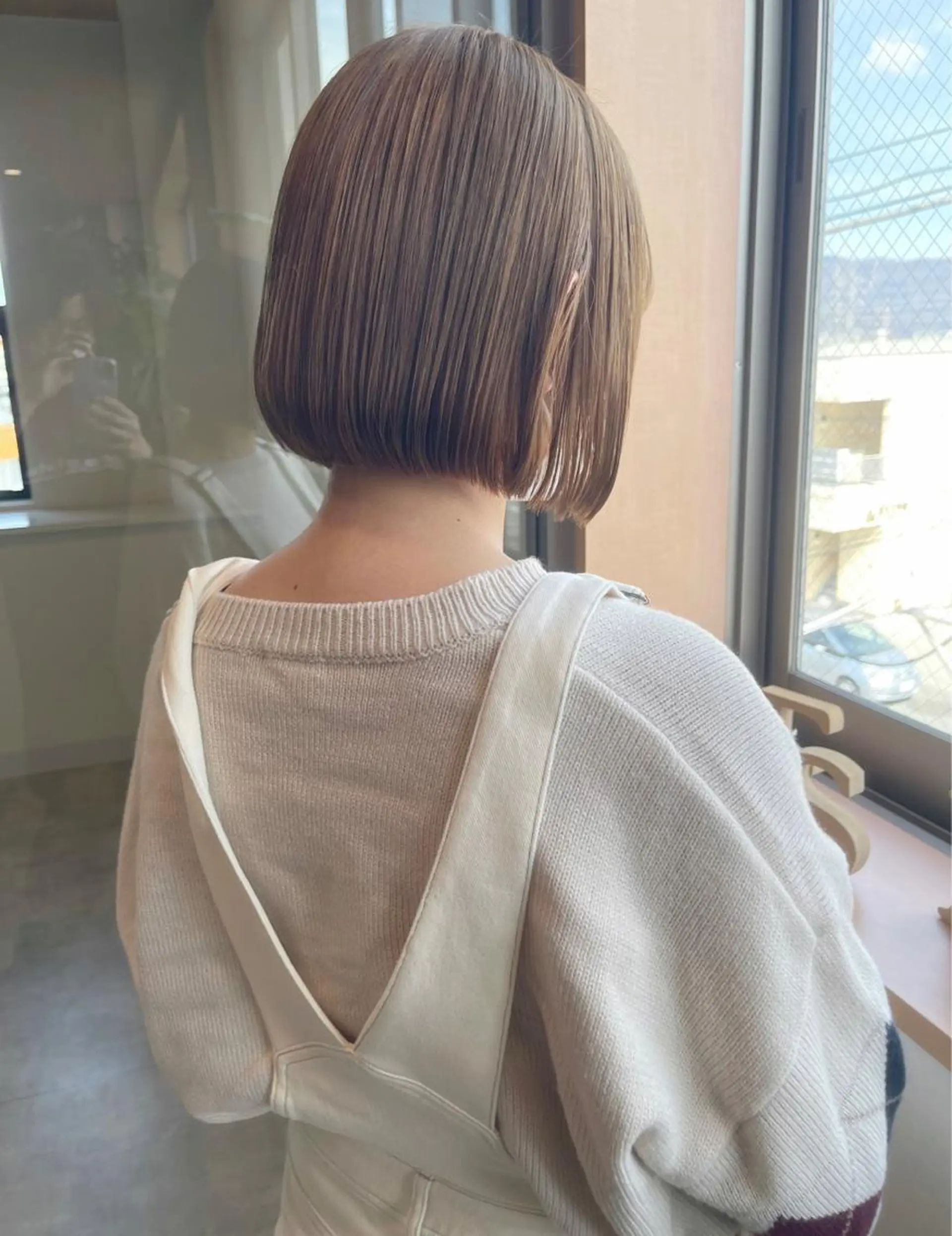 ショート カラー ベージュカラー ブリーチ ミルクティーベージュ Maison所属・清水 亮太／赤み消しカラーのヘアスタイル
