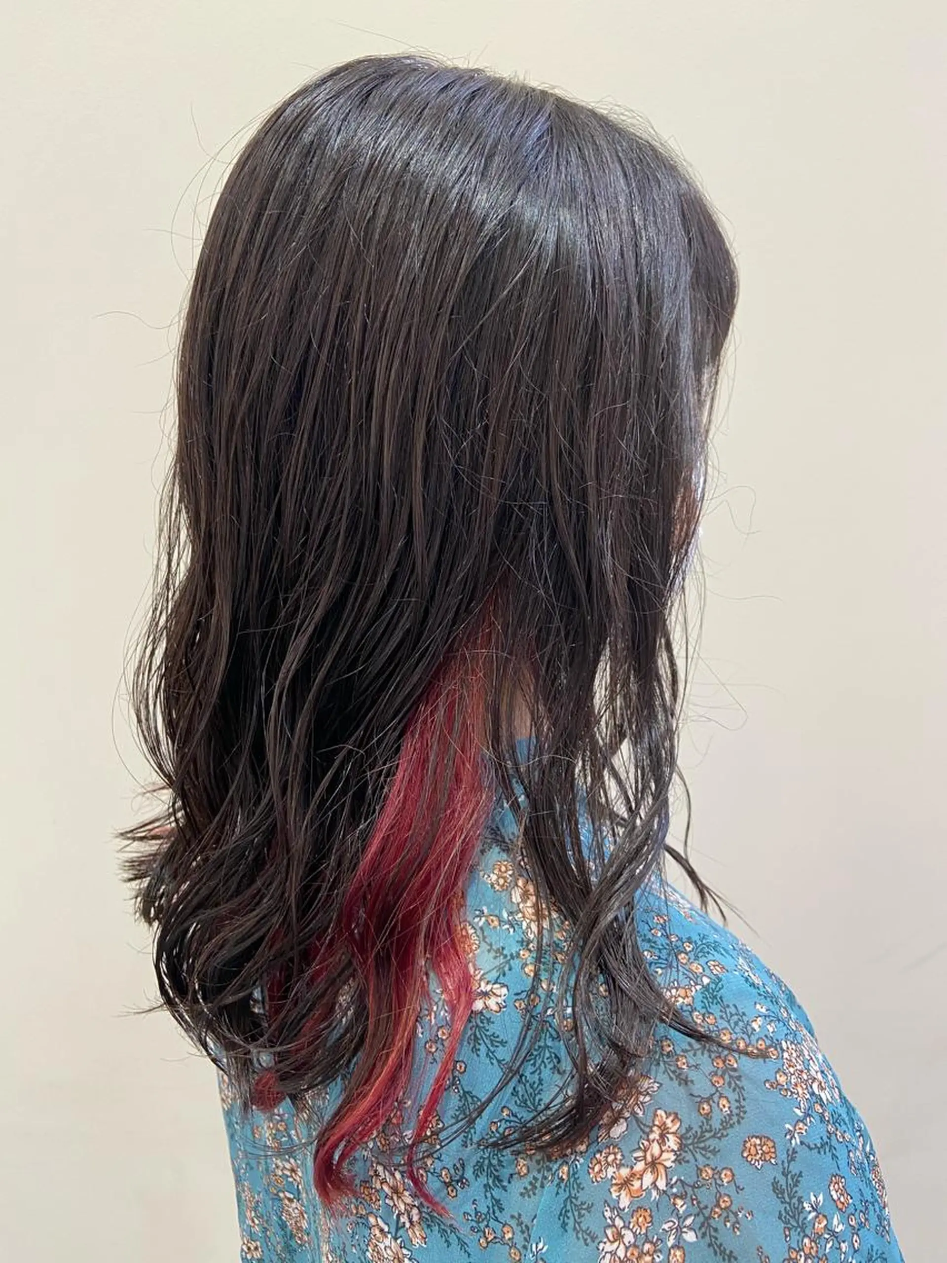 ミディアム カラー インナーカラー レッドカラー ヘアカラー Amour なぐらのヘアスタイル