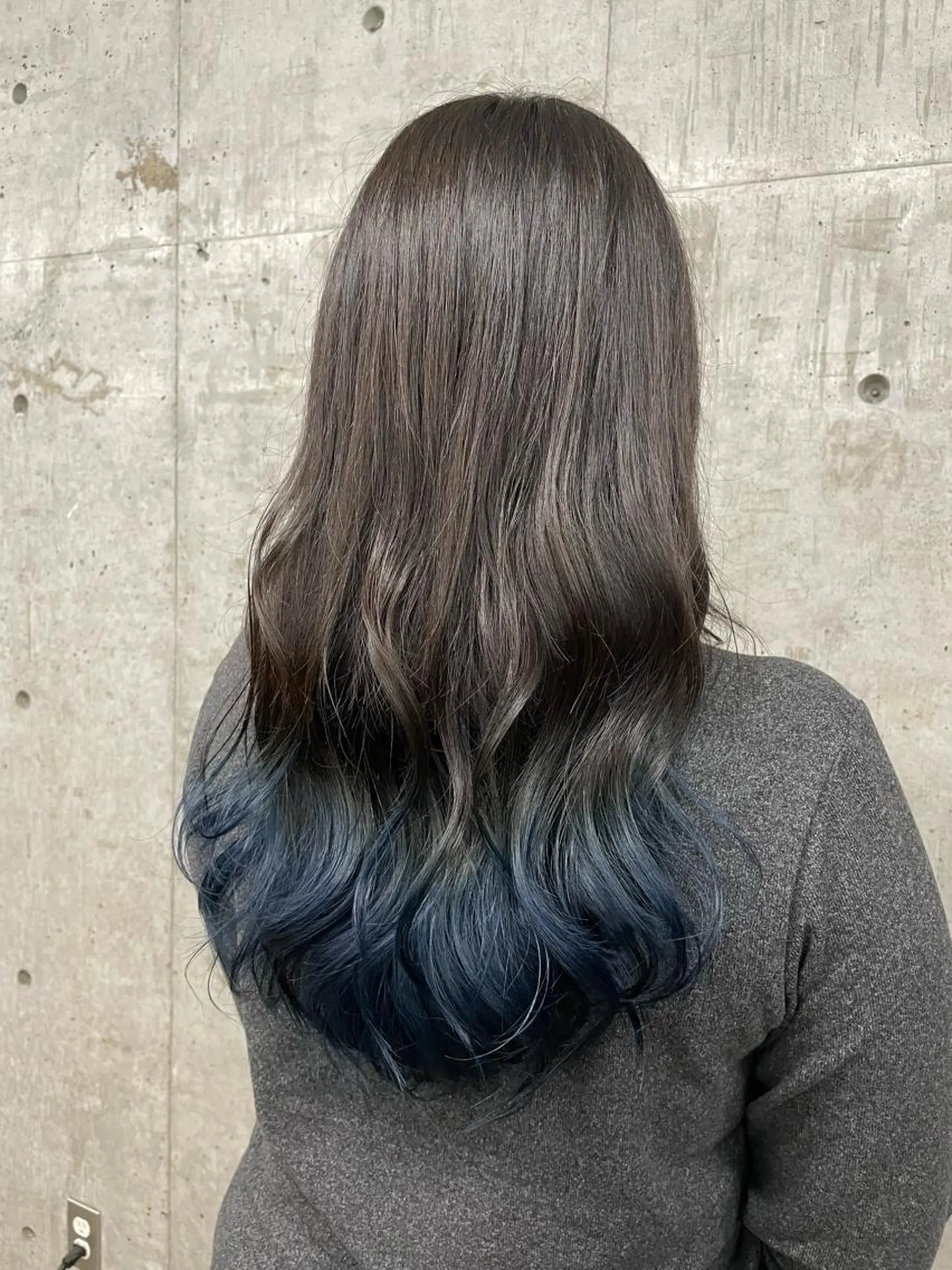 ロング カラー ブリーチ ブルーカラー グラデーションカラー ネイビーカラー ボブ/透明感カラー EMIRIのヘアスタイル