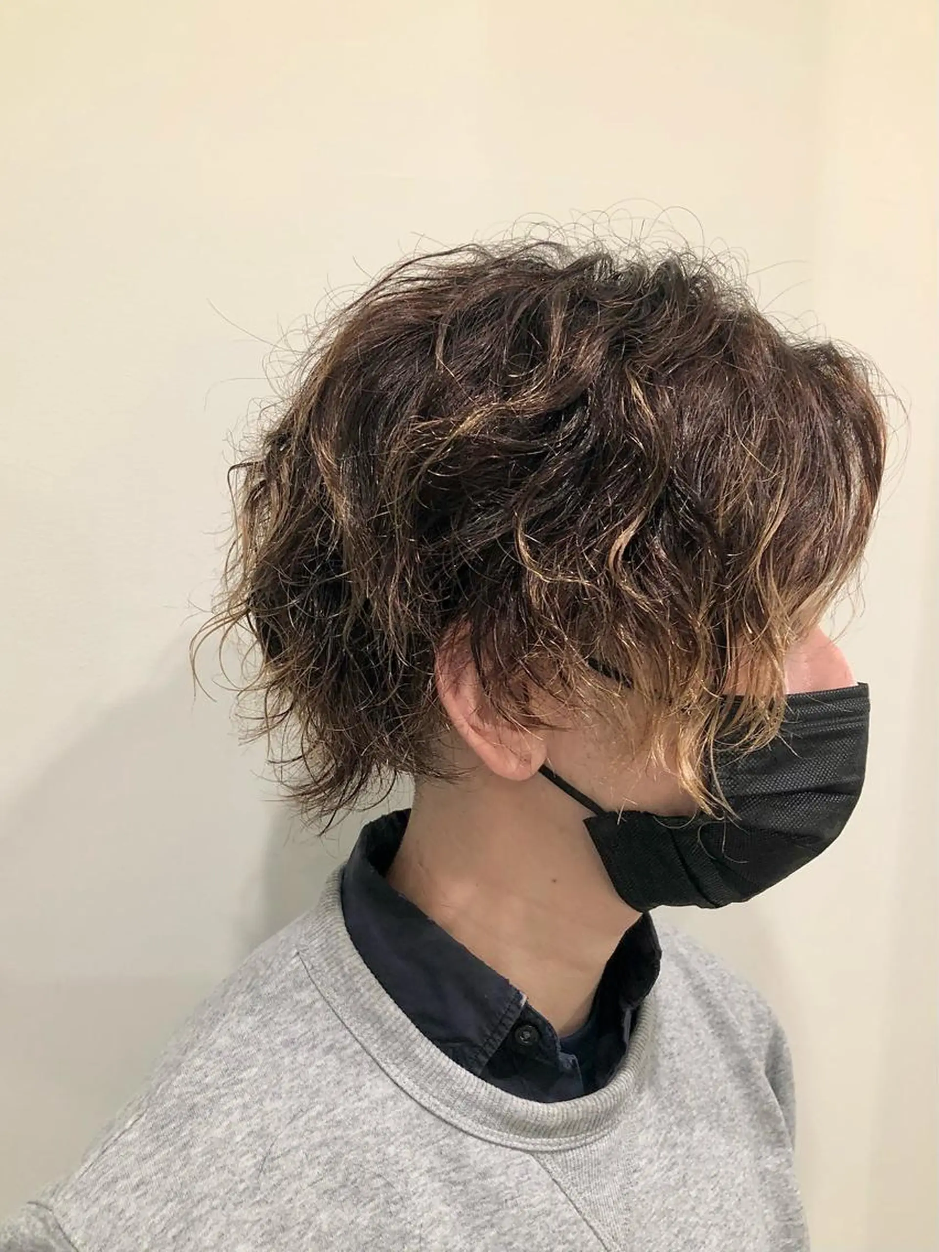 セミロング メンズ メンズパーマ セミロングパーマ カット パーマ 透け感カラー🫧 加納トモヒロのヘアスタイル