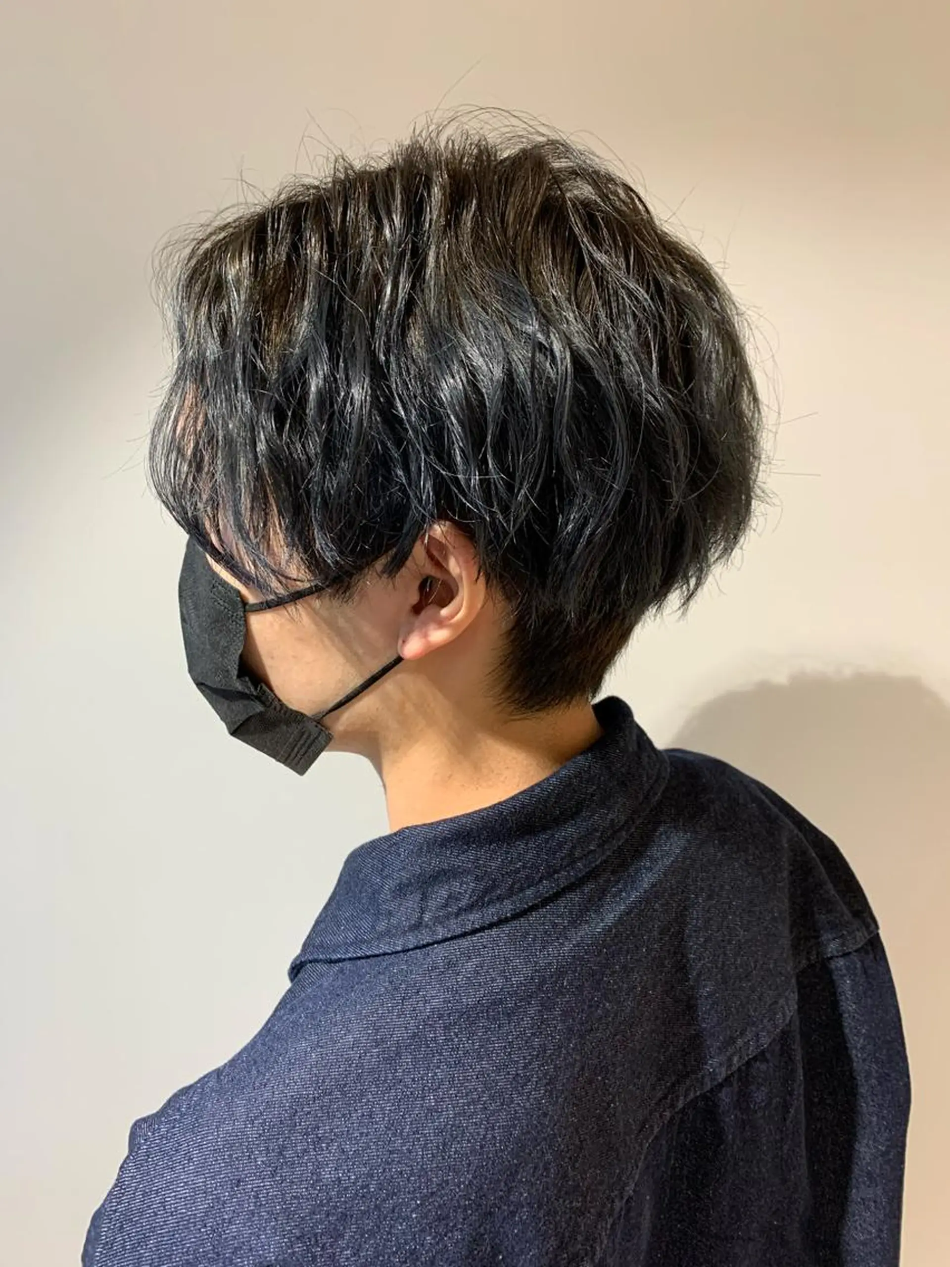 ショート カラー パーマ メンズ センターパート マッシュ メンズパーマ 黒髪 ブルーカラー カット stylist hiro  by schon所属・大人男髪/メンズ パーマ/hiroのヘアスタイル