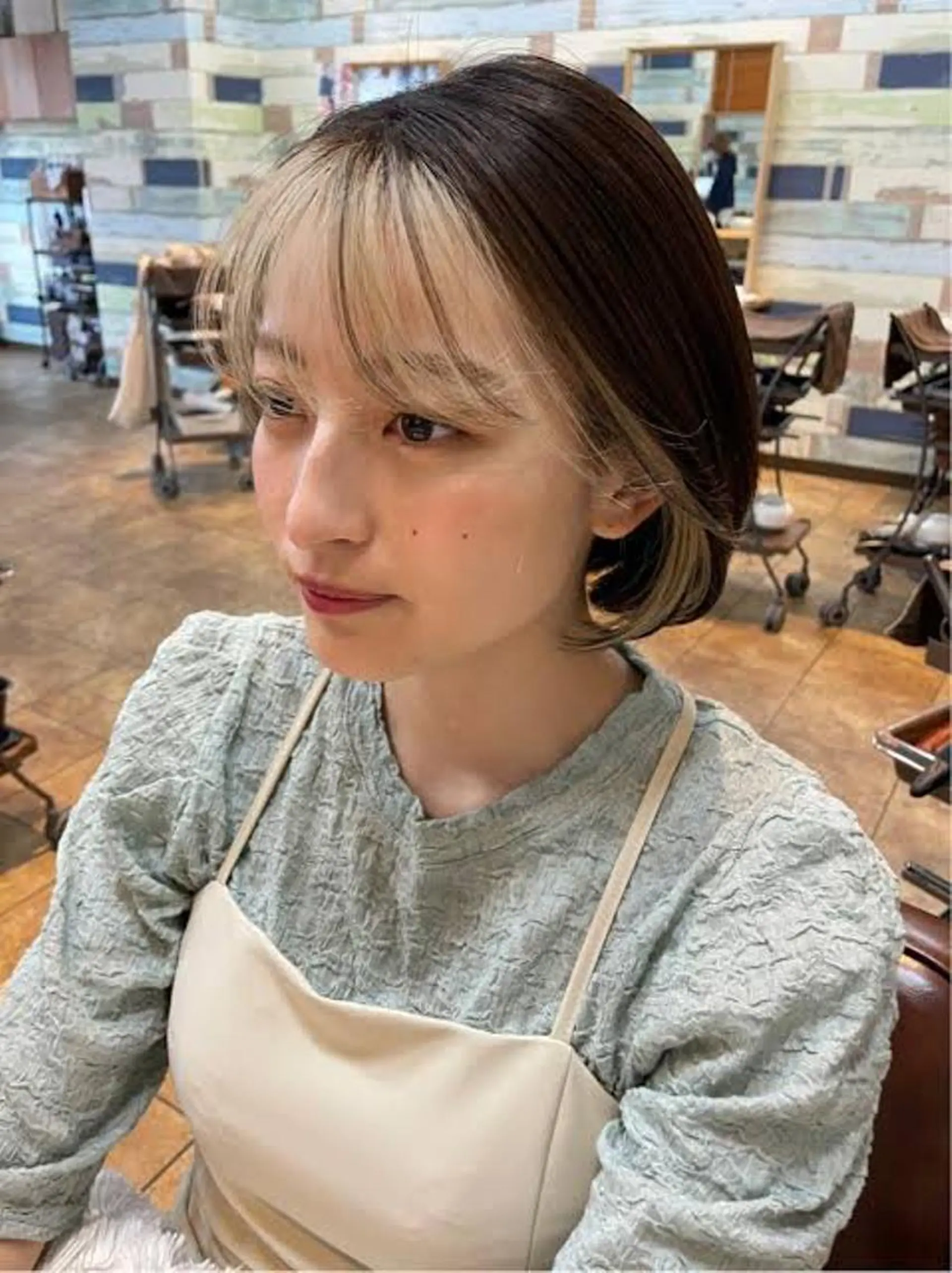 ショート カラー バレイヤージュ ミストバング ベージュカラー ブリーチ 抜きっぱなしブロンド カット ヘアカラー トリートメント SALOWIN札幌大通り所属・札幌ハイトーン/ ブリーチカラー/ドイのヘアスタイル