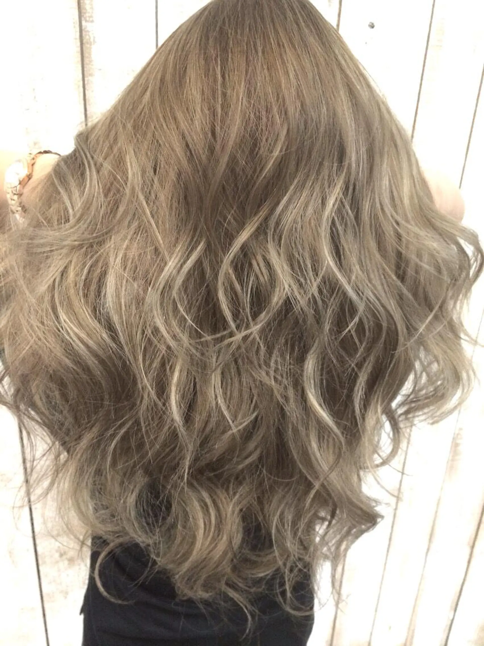 セミロング カラー バレイヤージュ レイヤーカット 井上 一平のヘアスタイル