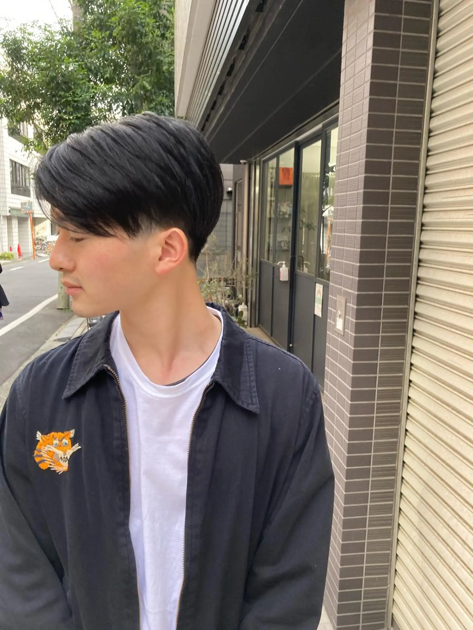ショート メンズ センターパート メンズパーマ ツーブロック 刈り上げ 松岡 俊輔のヘアスタイル