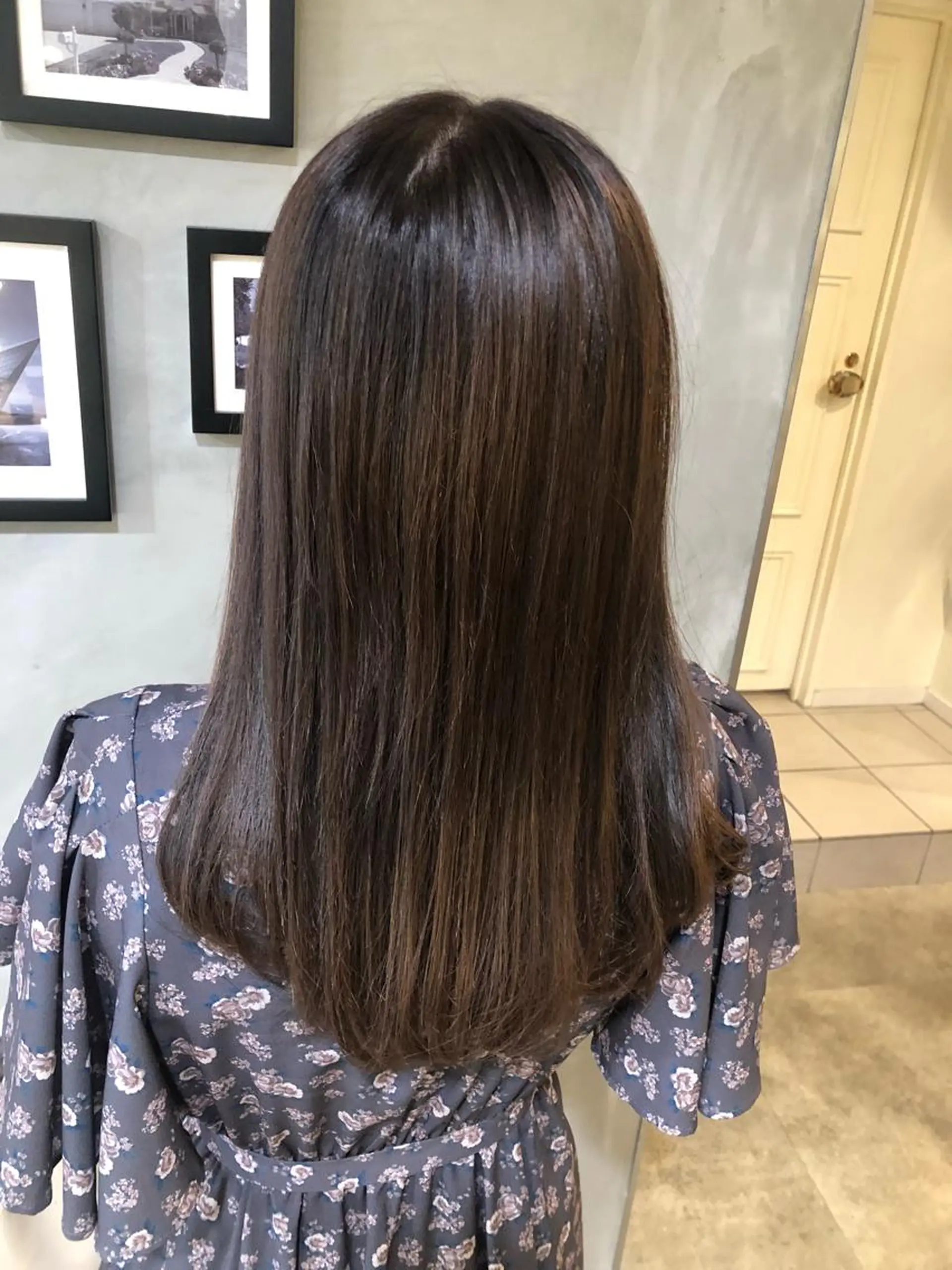 ミディアム カット ヘアカラー トリートメント ヘアセット 美髪/髪質改善 顔周り/透明感カラーのヘアスタイル