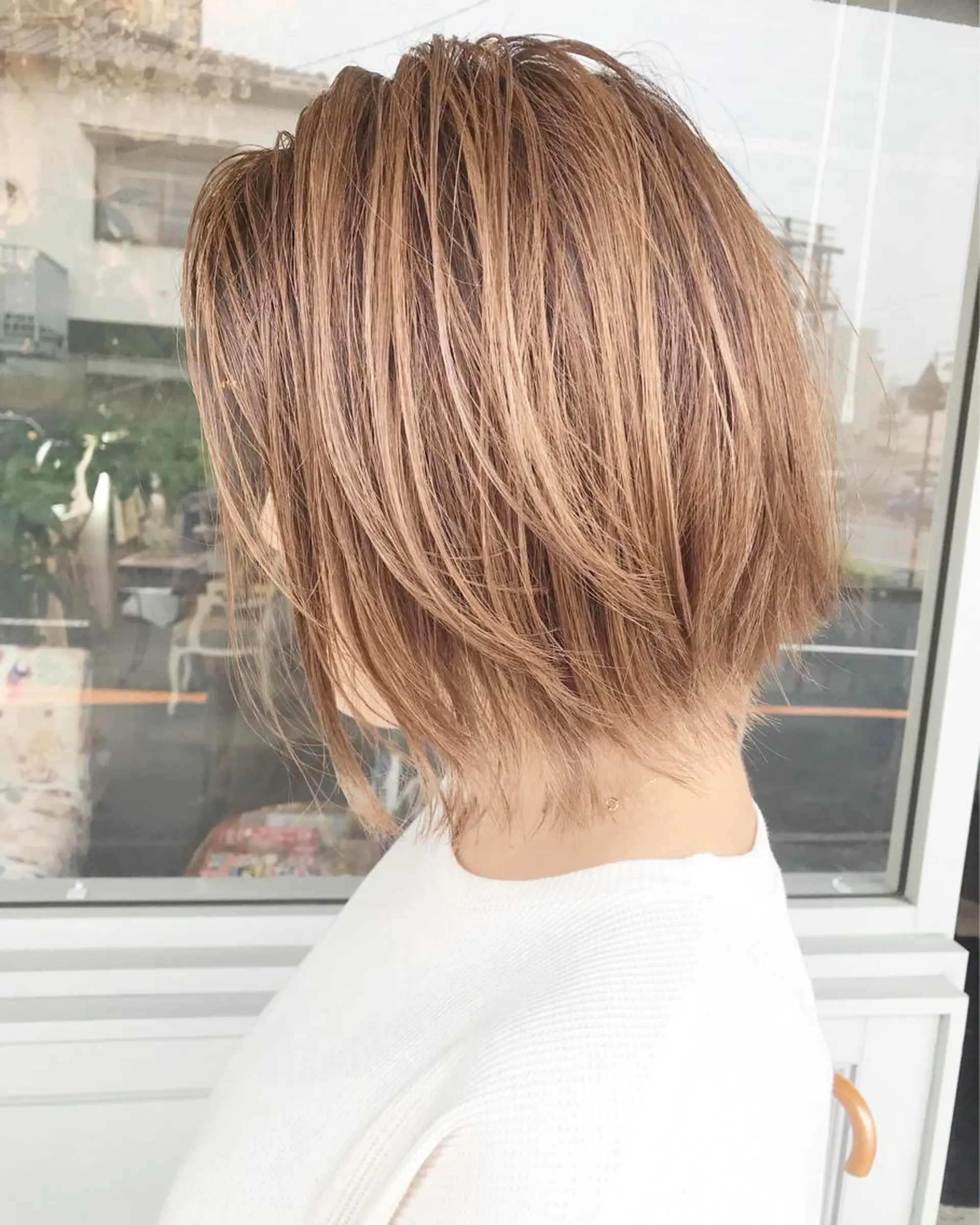 ショート カラー ヘアアレンジ お団子ヘア 切りっぱなしボブ バレイヤージュ ブリーチ デザインカラー Mariana/ 鶴原-ハイライトのヘアスタイル