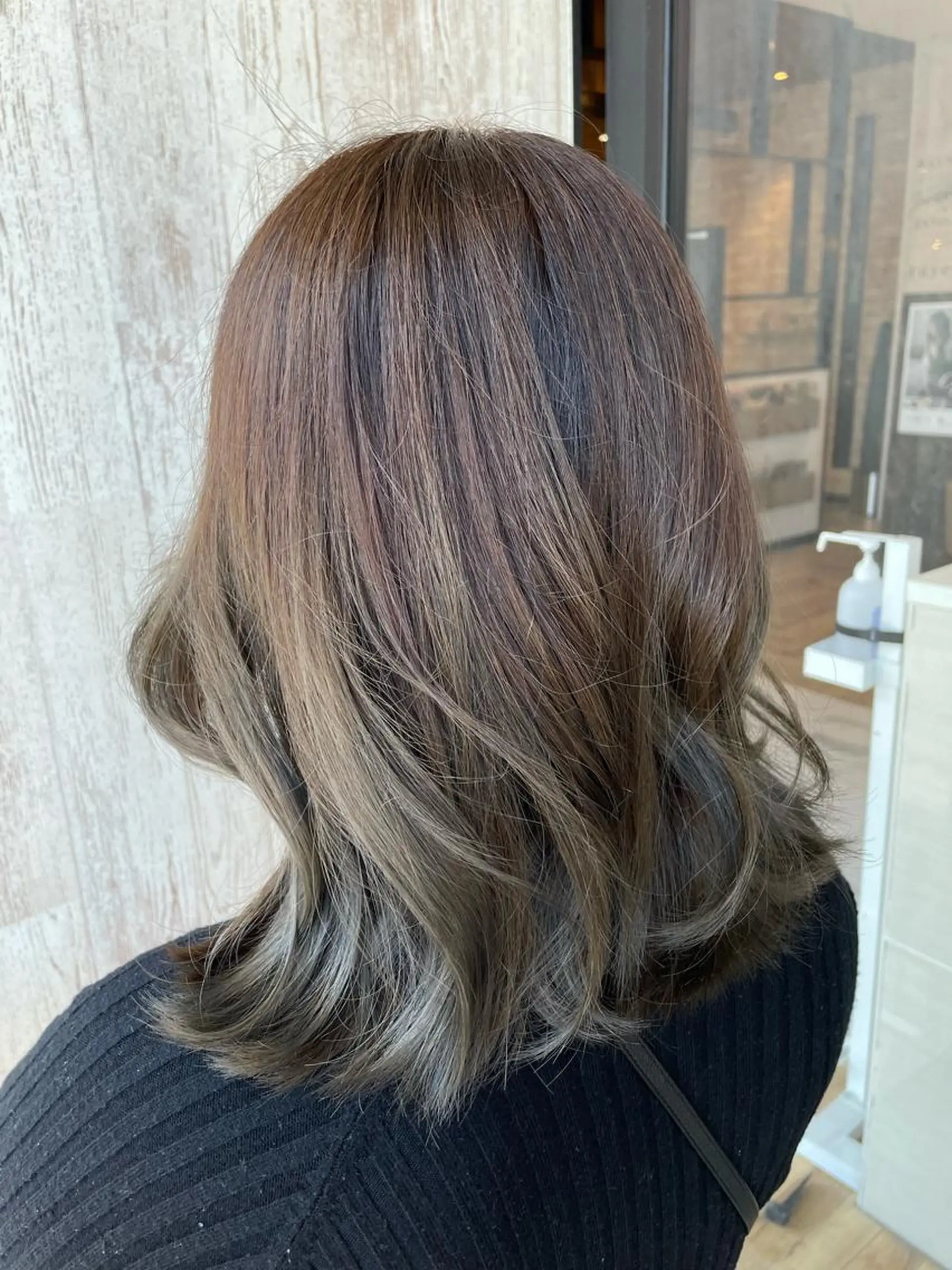 カラー 岡村 真子のヘアスタイル